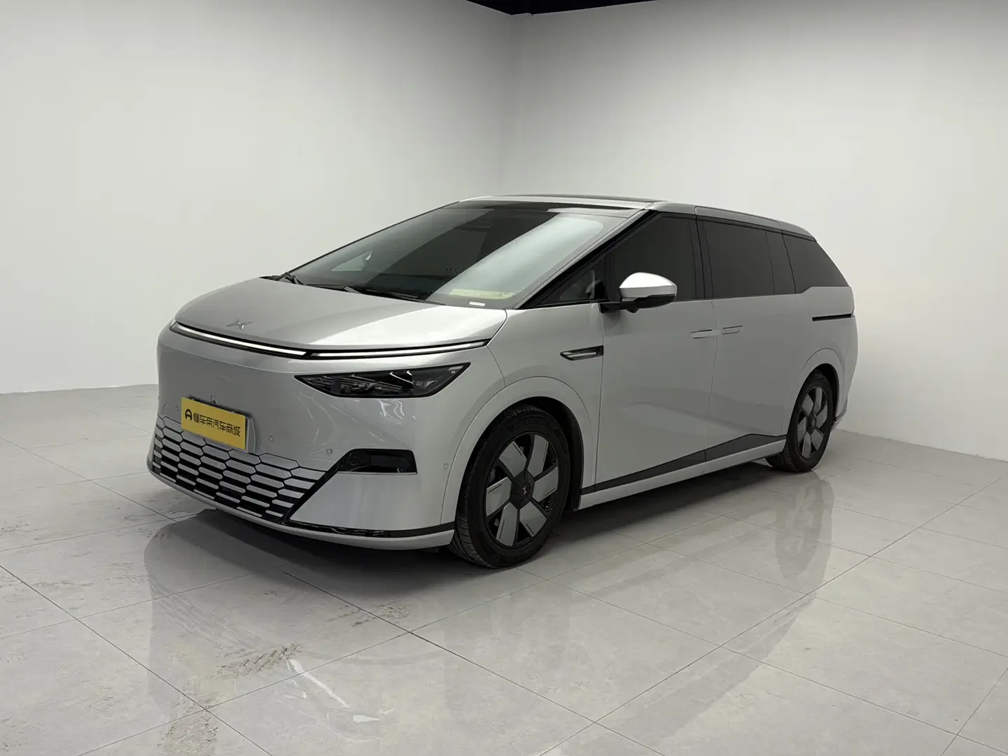 Xpeng X9  из Китая