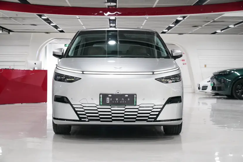 Xpeng X9  из Китая