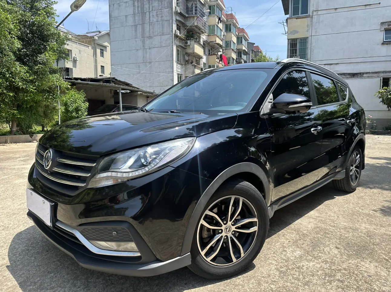 Dongfeng Fengon 580  из Китая