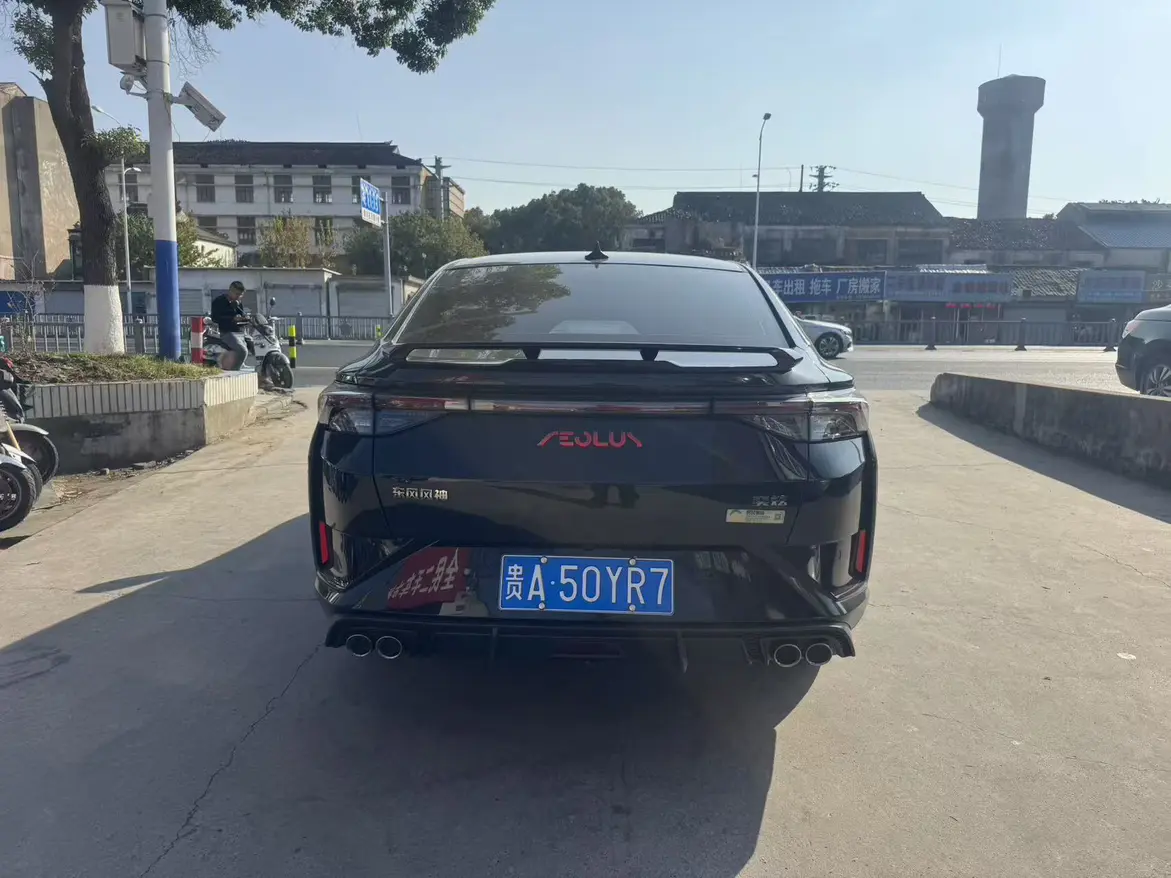 Dongfeng Yixuan  из Китая