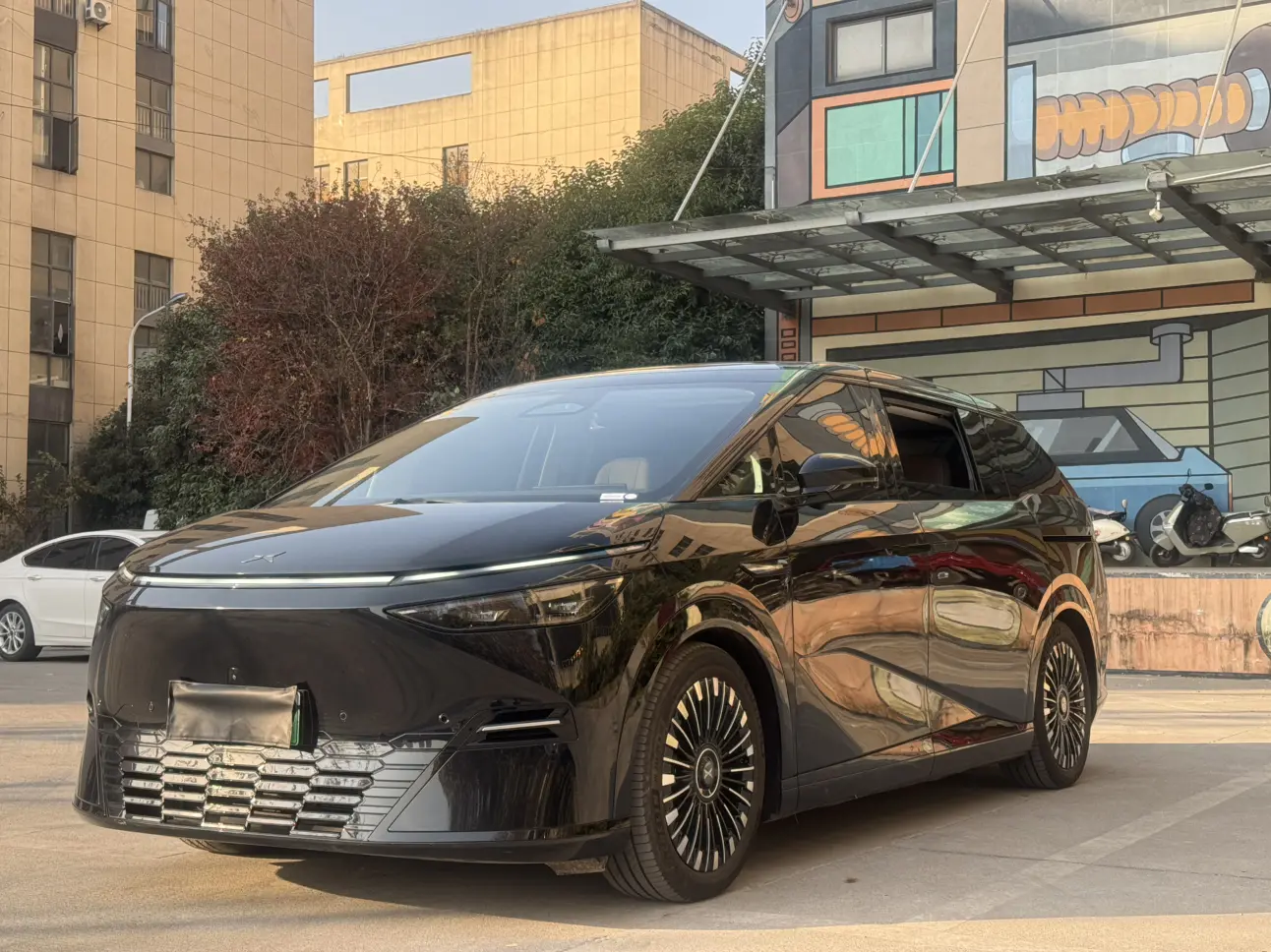 Xpeng X9  из Китая