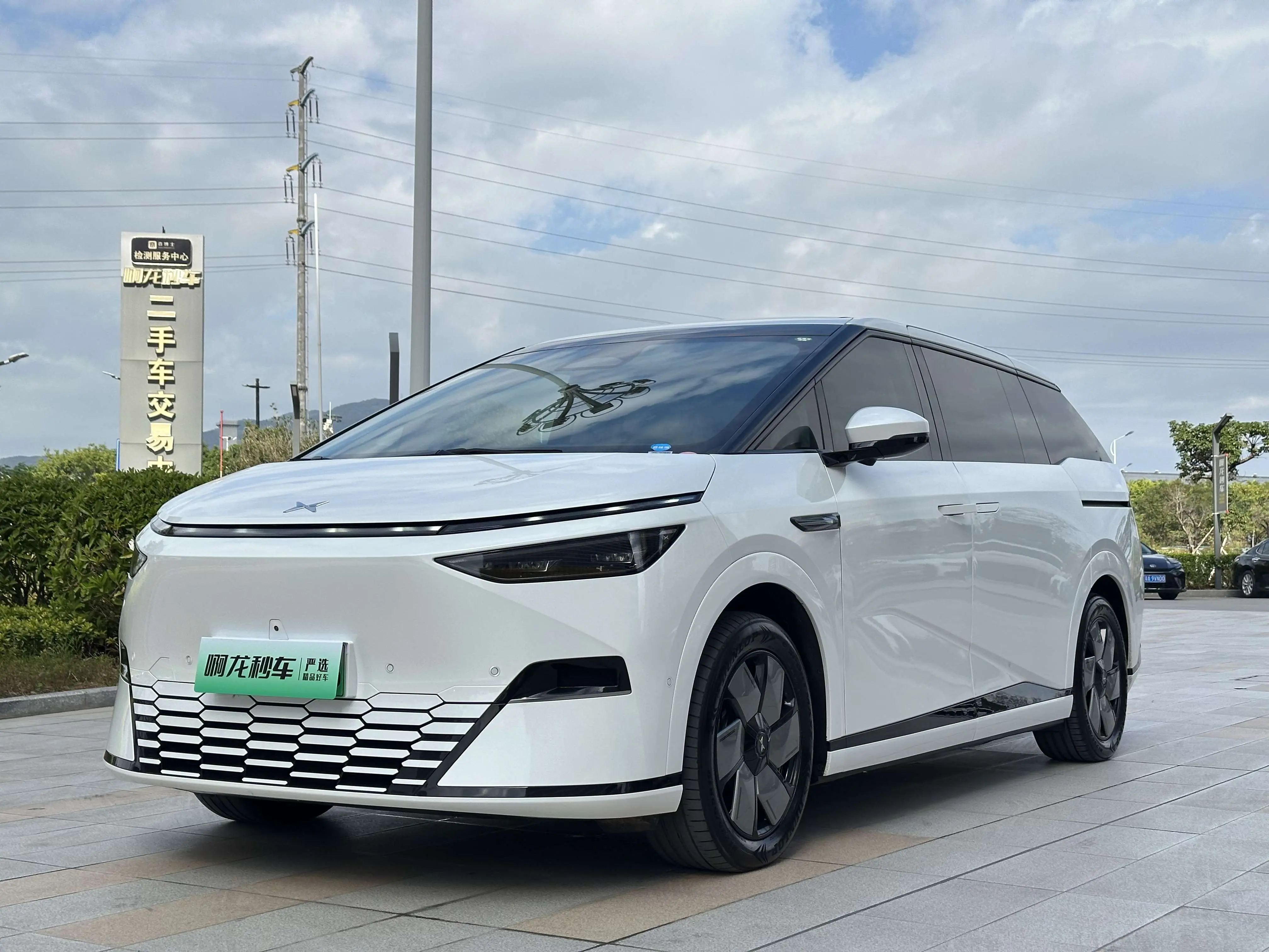 Xpeng X9  из Китая