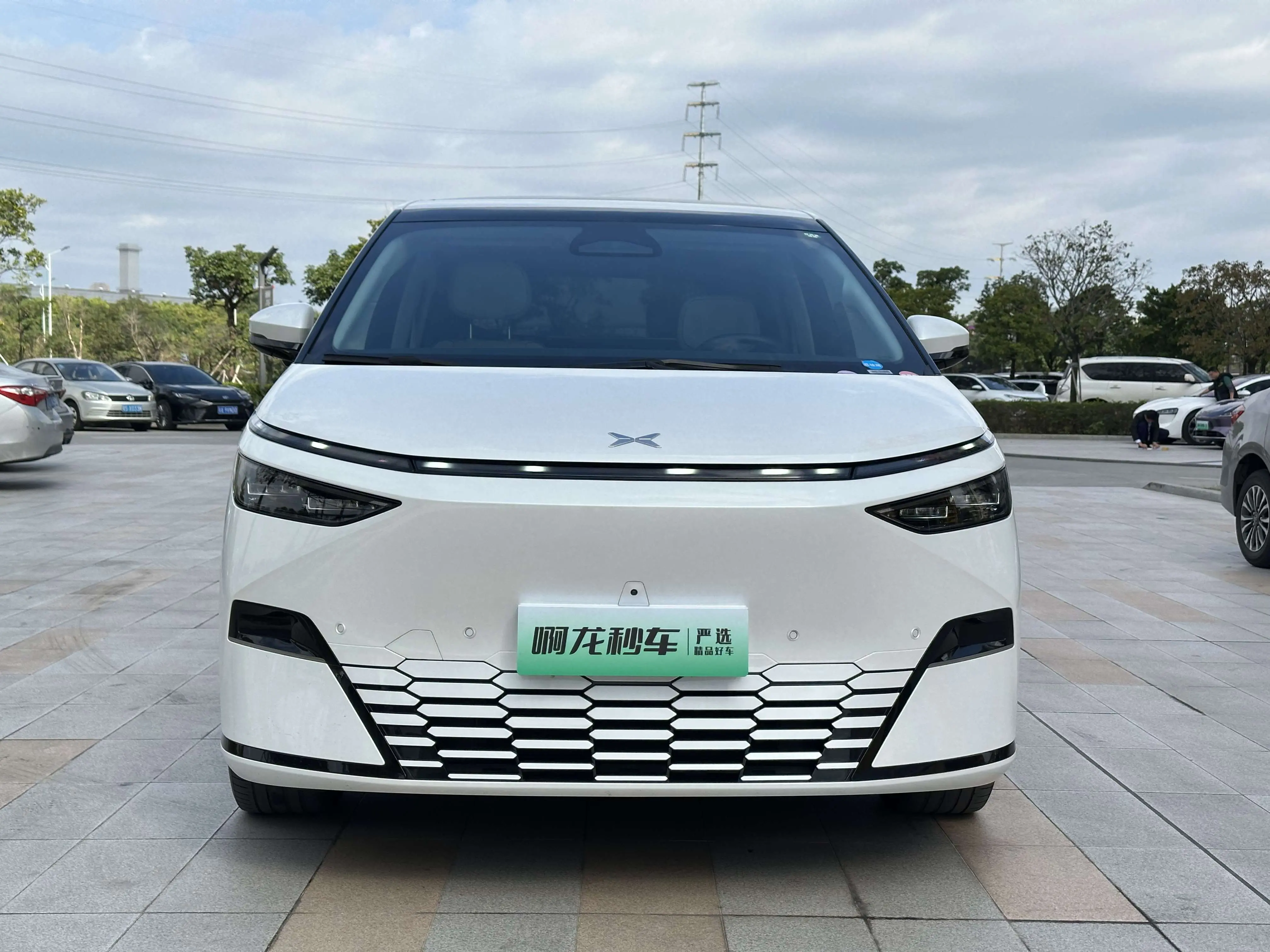 Xpeng X9  из Китая