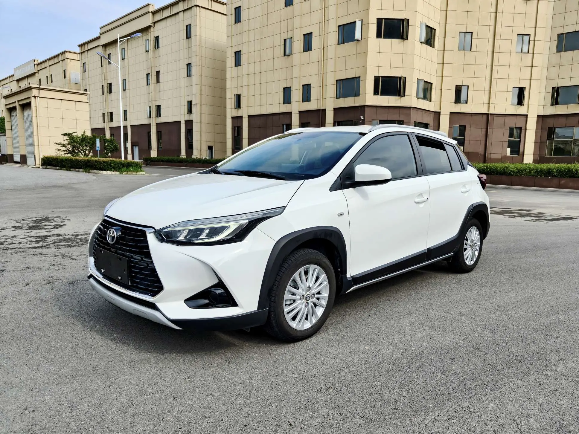 Toyota Yaris L  из Китая