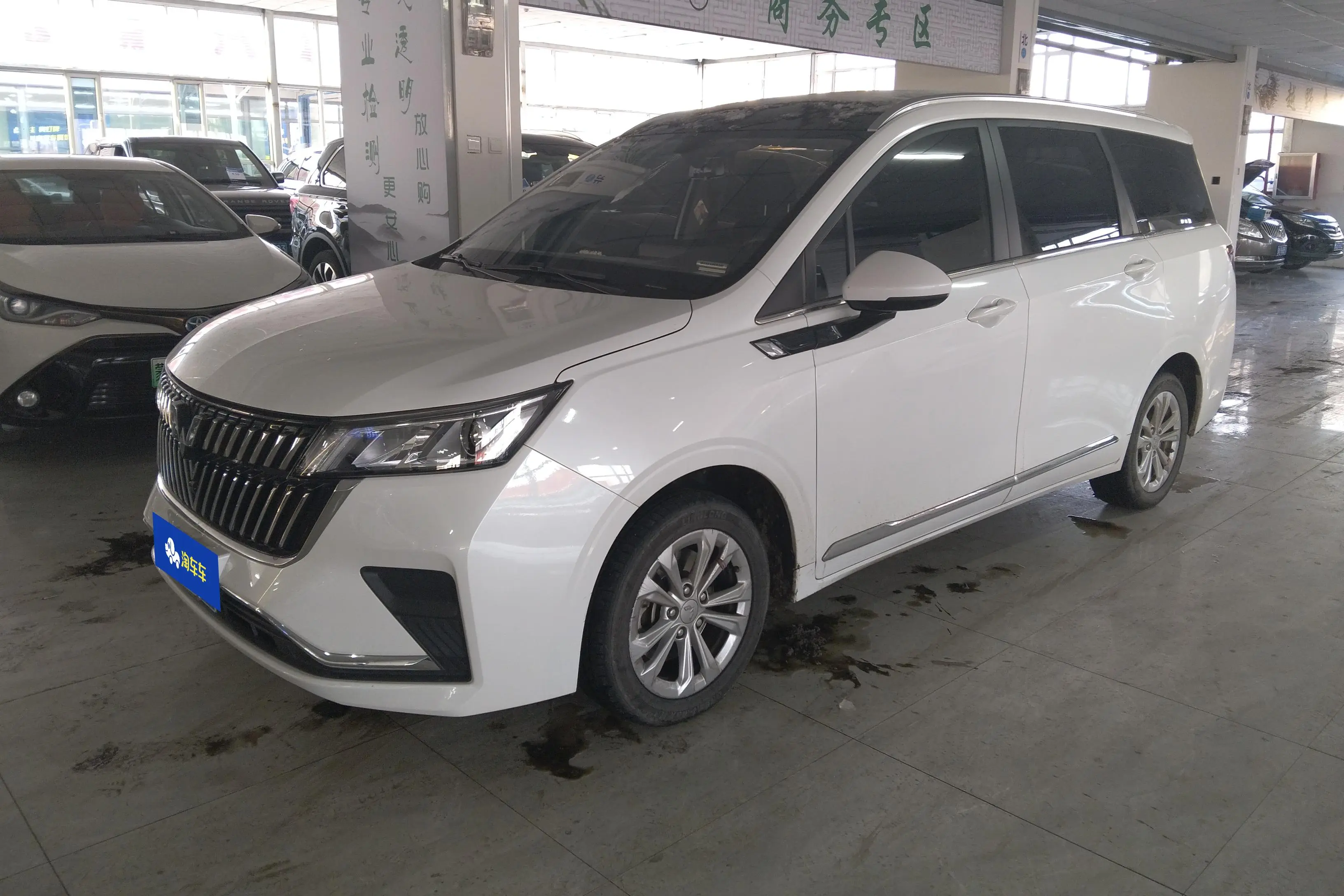 Wuling Jiachen  из Китая