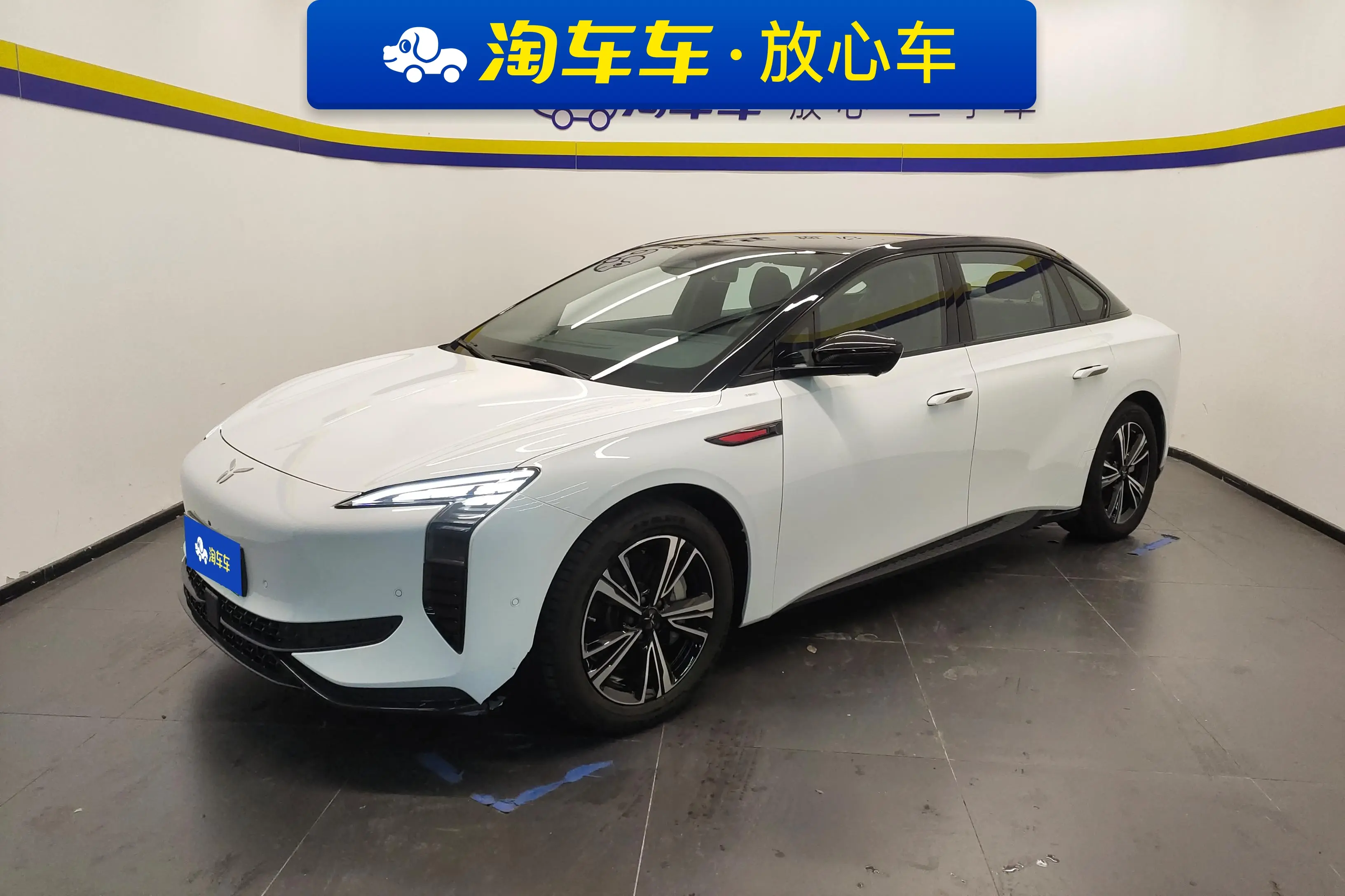 Hongqi EH7  из Китая