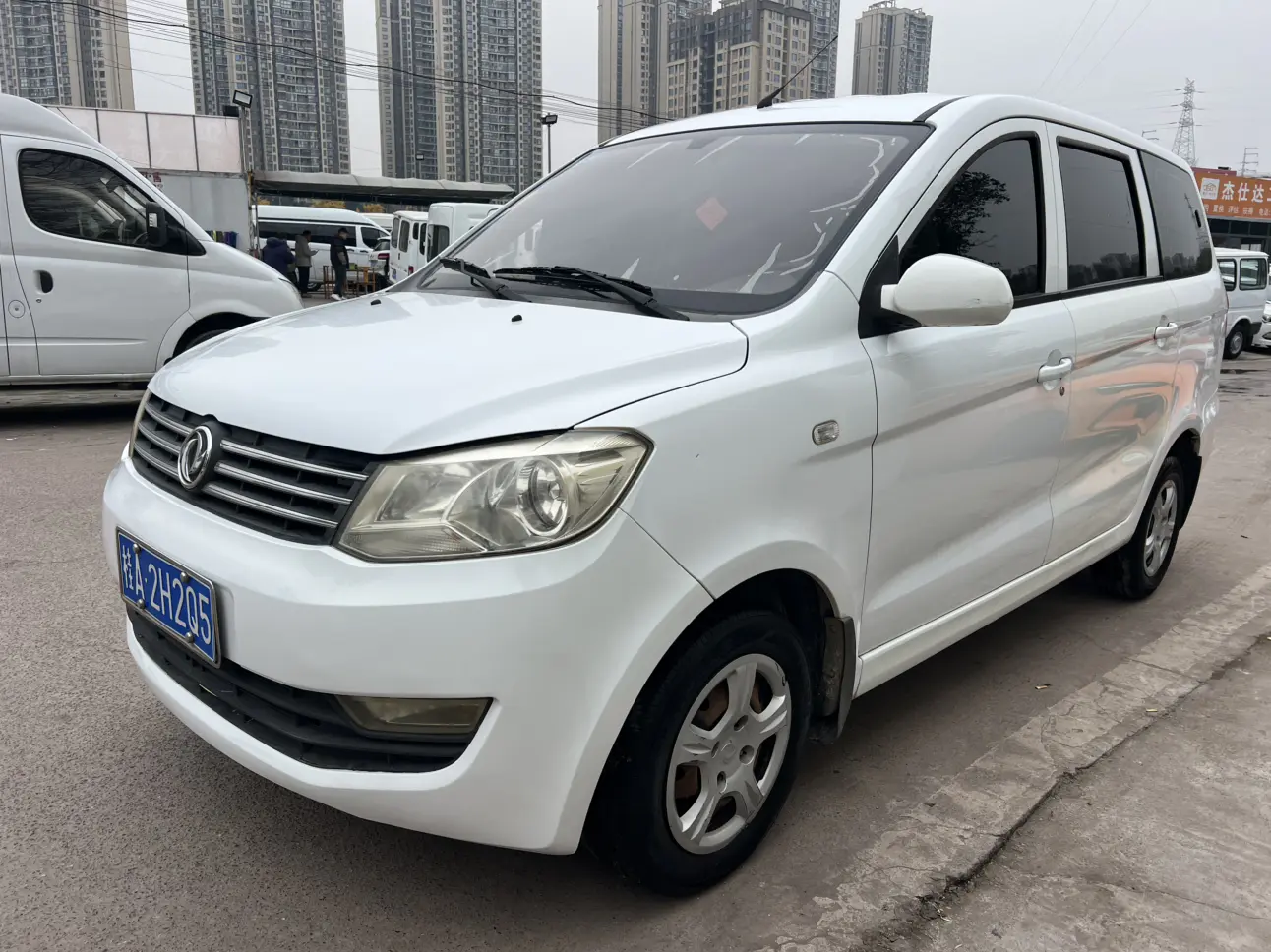 Dongfeng Fengon 330  из Китая