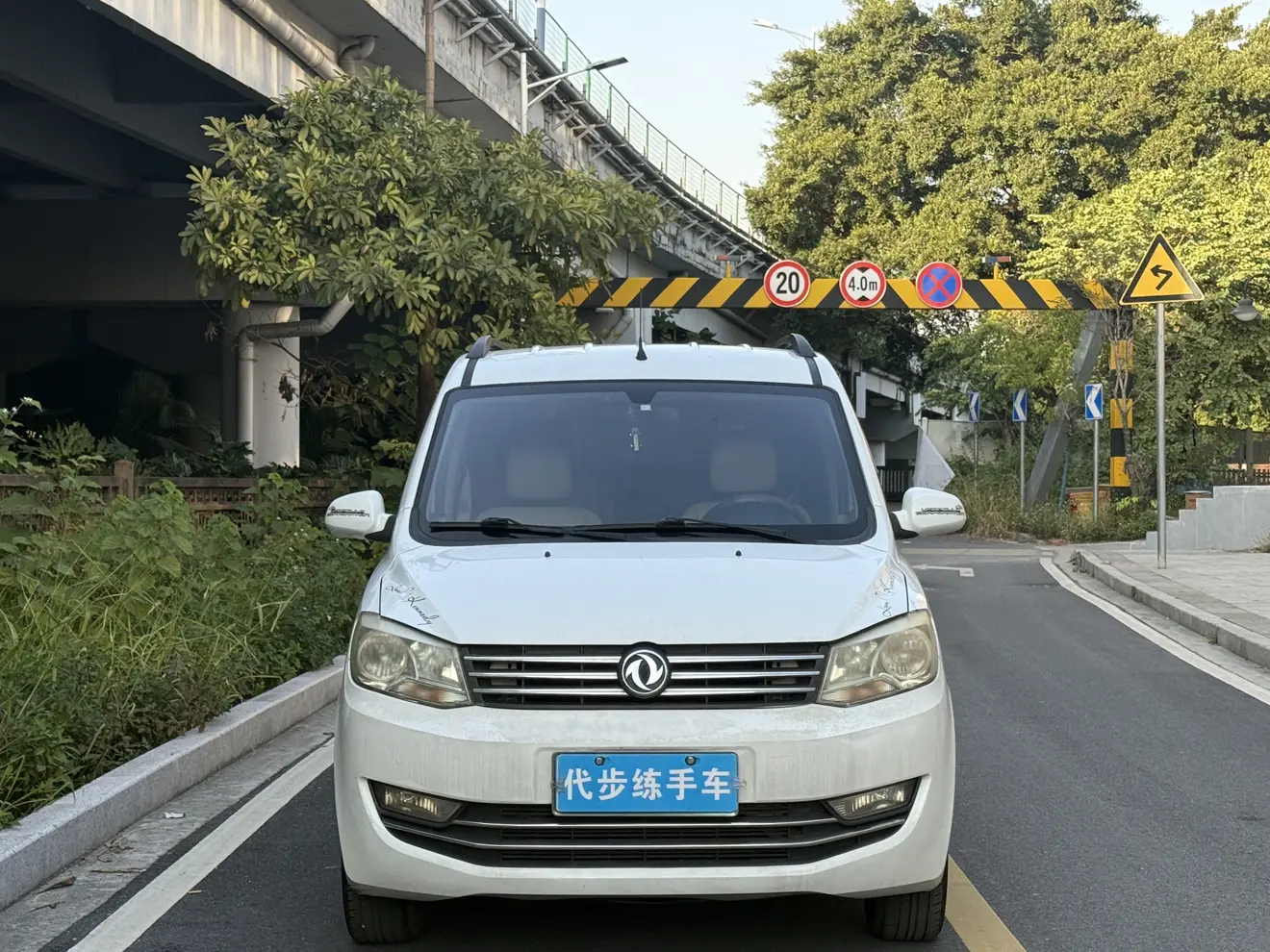 Dongfeng Fengon 330  из Китая