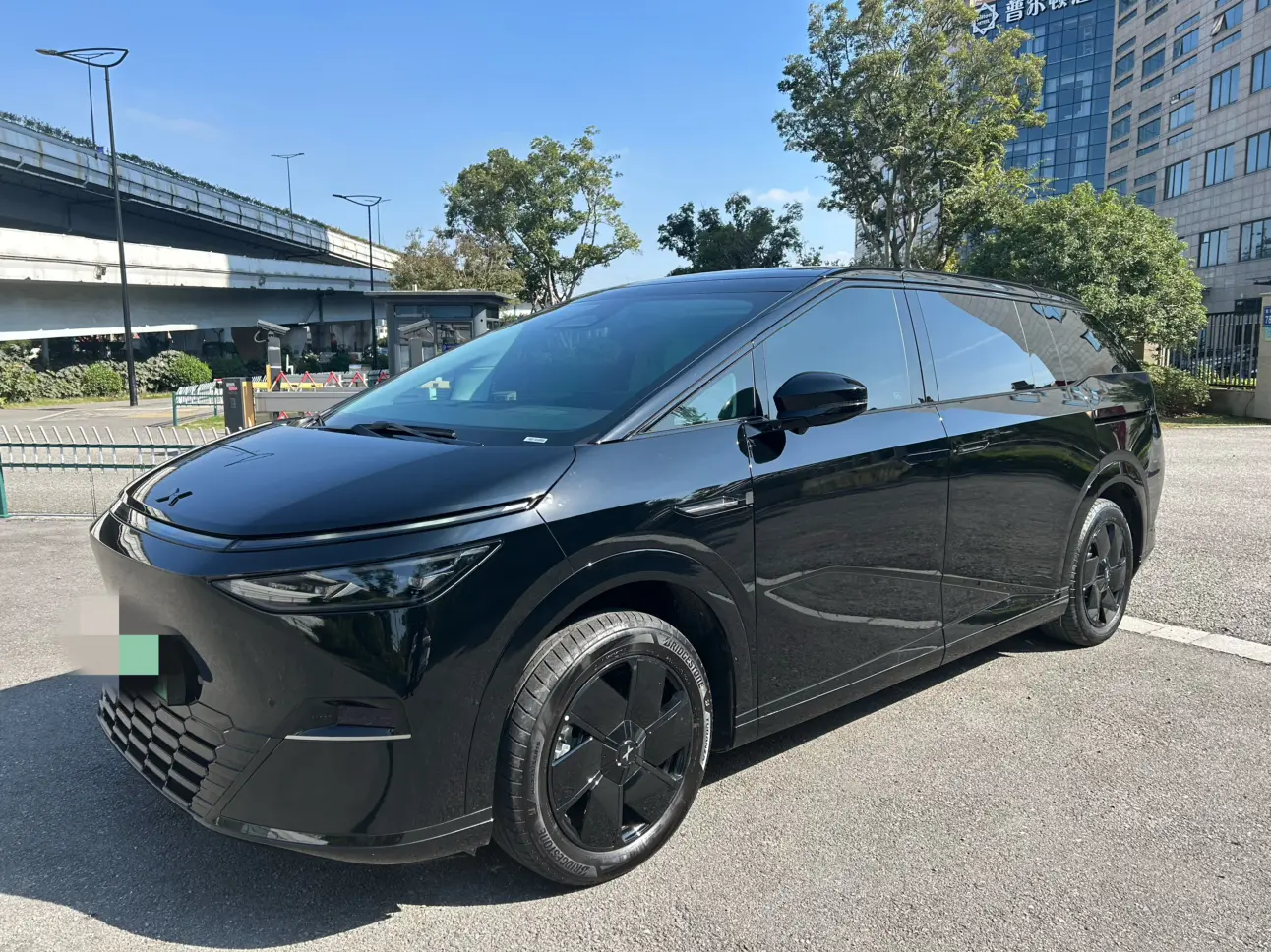 Xpeng X9  из Китая