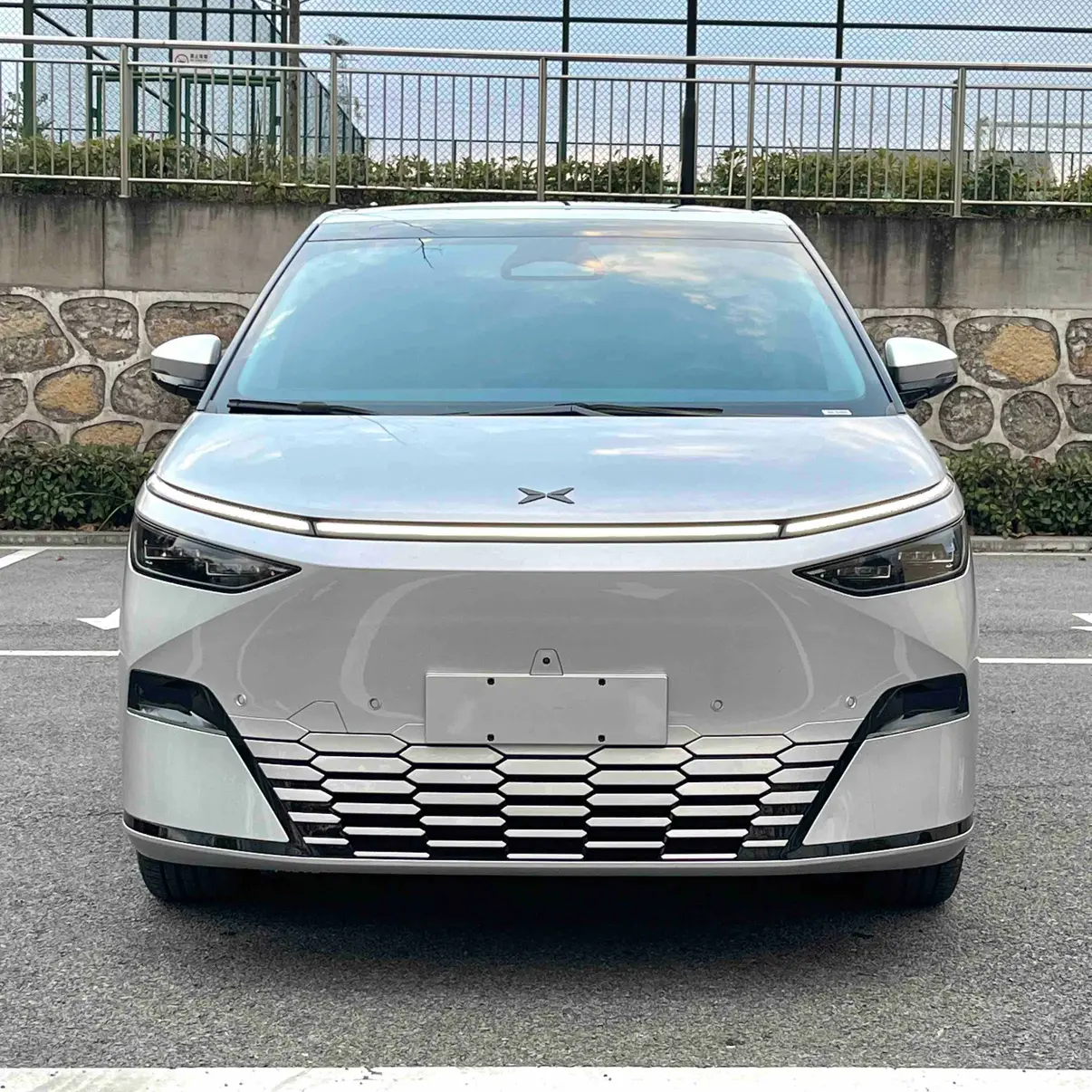 Xpeng X9  из Китая