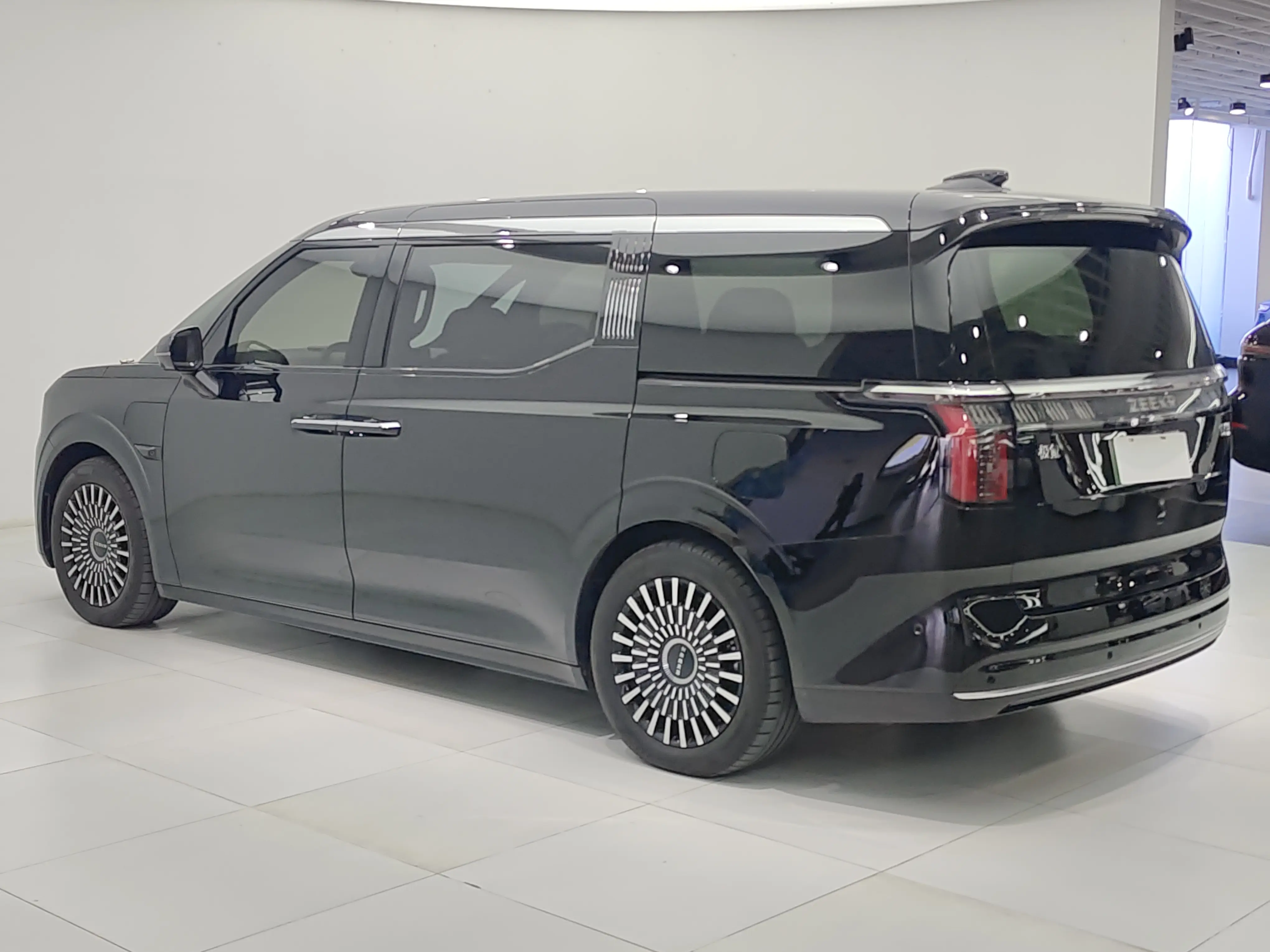 ZEEKR 009  из Китая