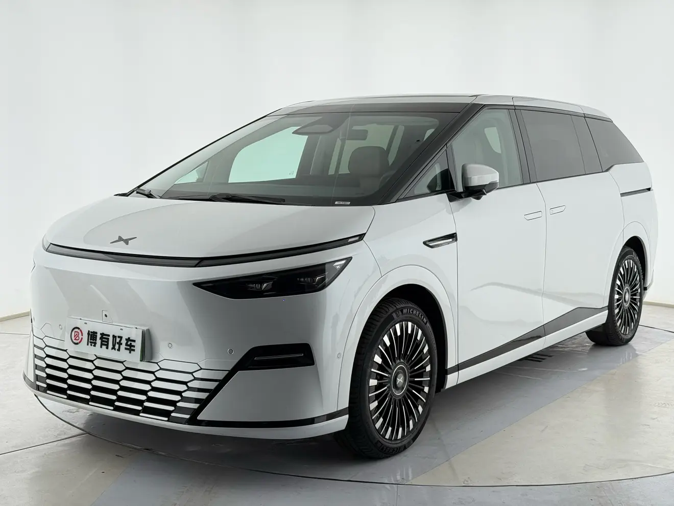 Xpeng X9  из Китая