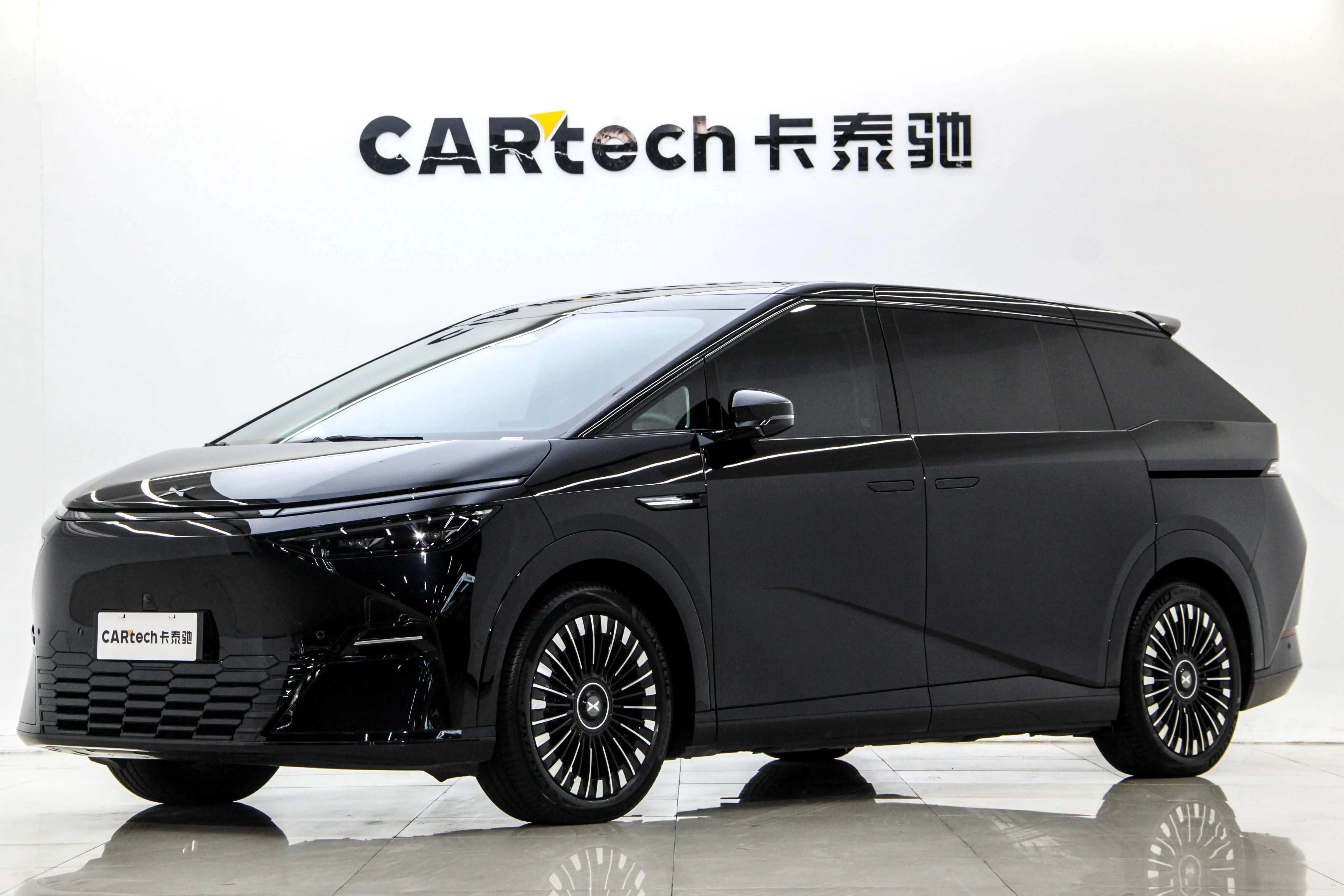 Xpeng X9  из Китая