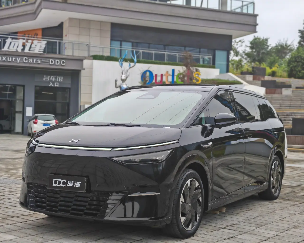 Xpeng X9  из Китая