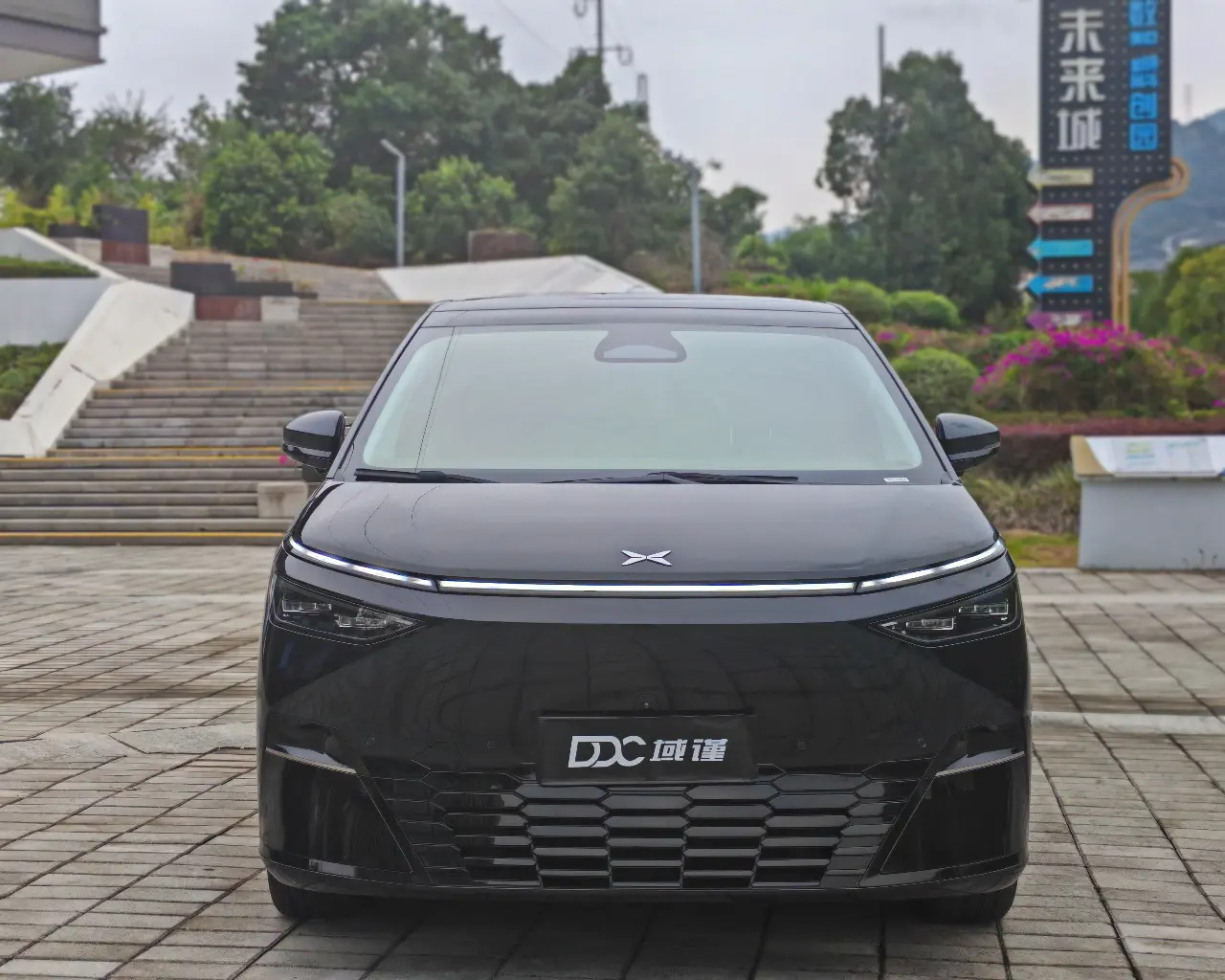 Xpeng X9  из Китая