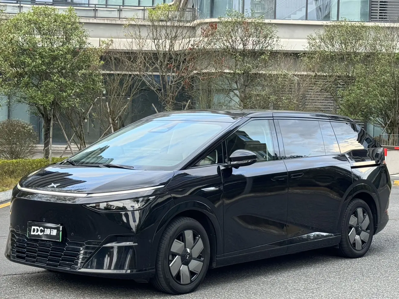 Xpeng X9  из Китая