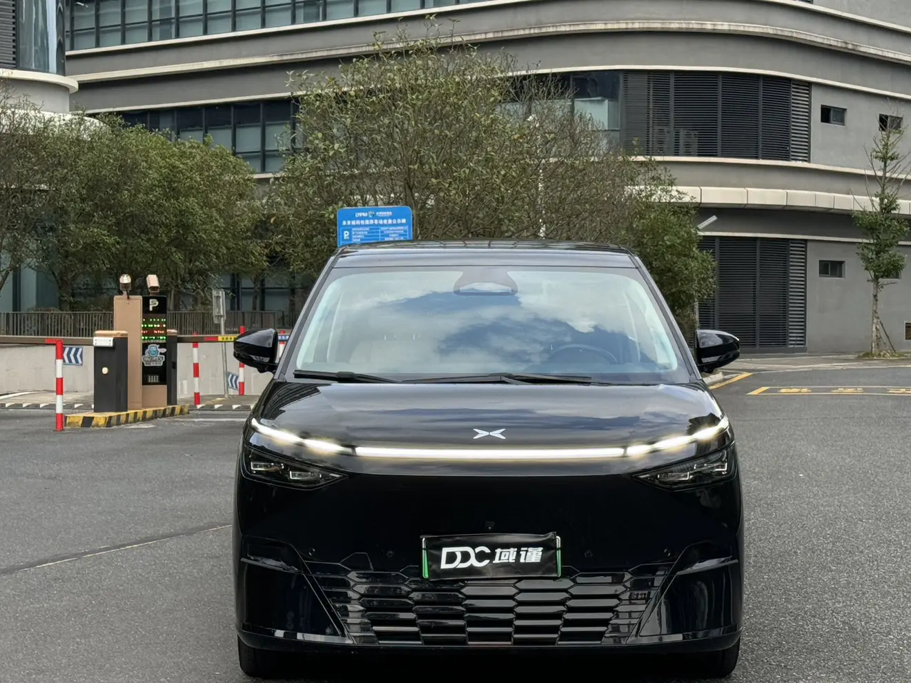 Xpeng X9  из Китая