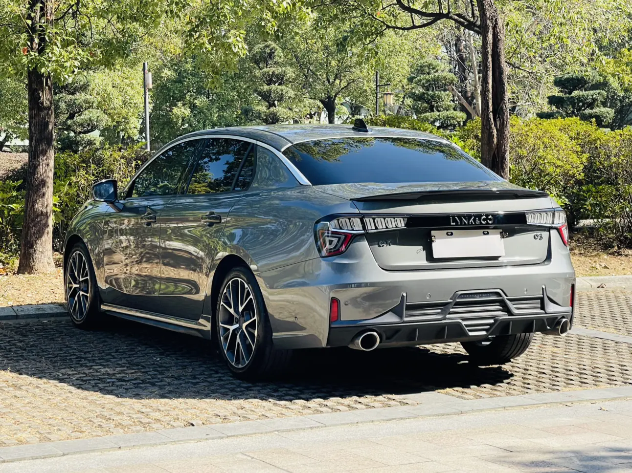 Lynk & Co 03