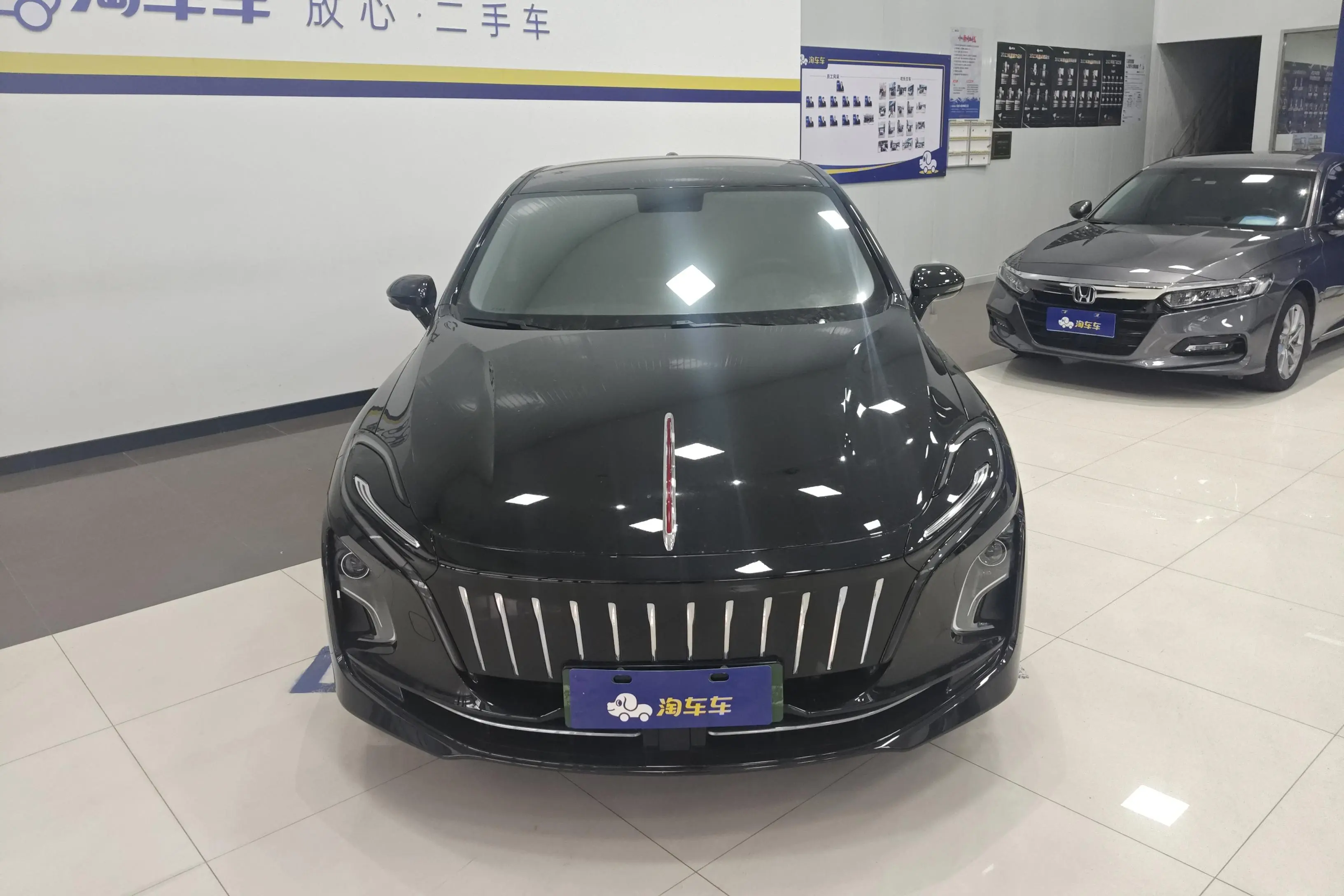 Hongqi E-QM5  из Китая