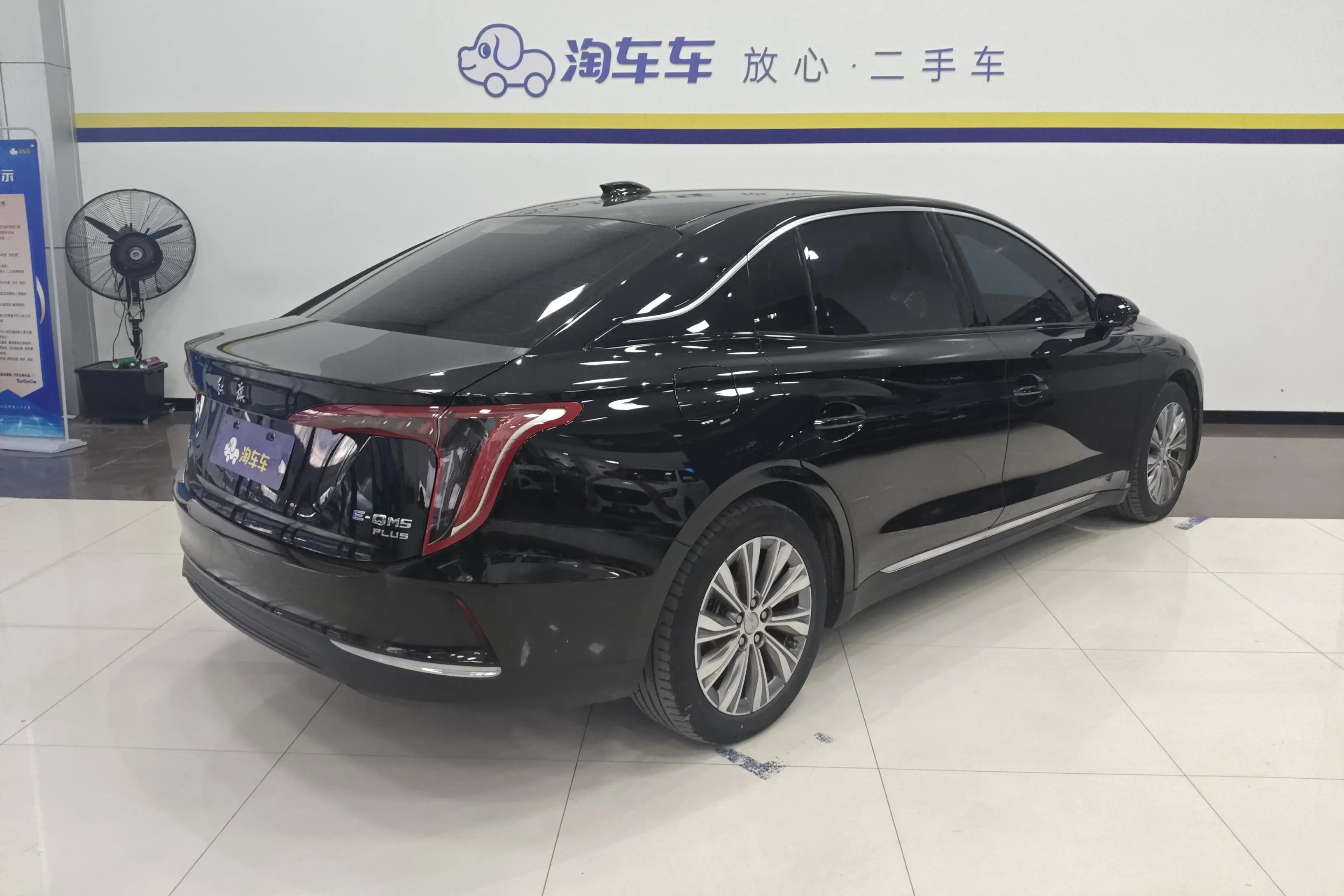 Hongqi E-QM5  из Китая