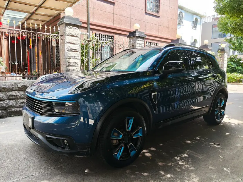 Lynk & Co 01  из Китая