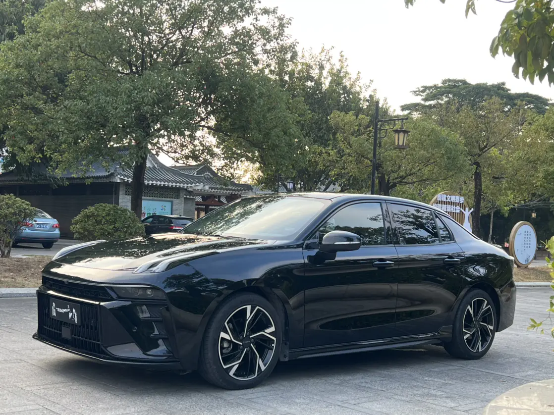 Lynk & Co 03
