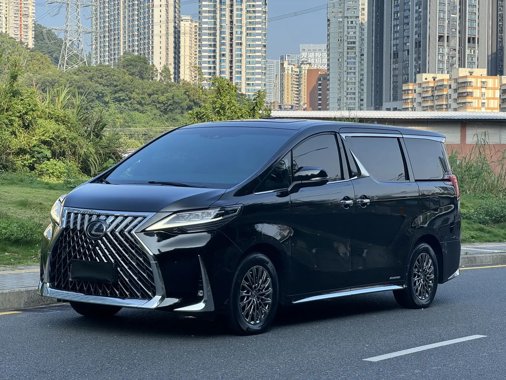 Lexus LM  из Китая