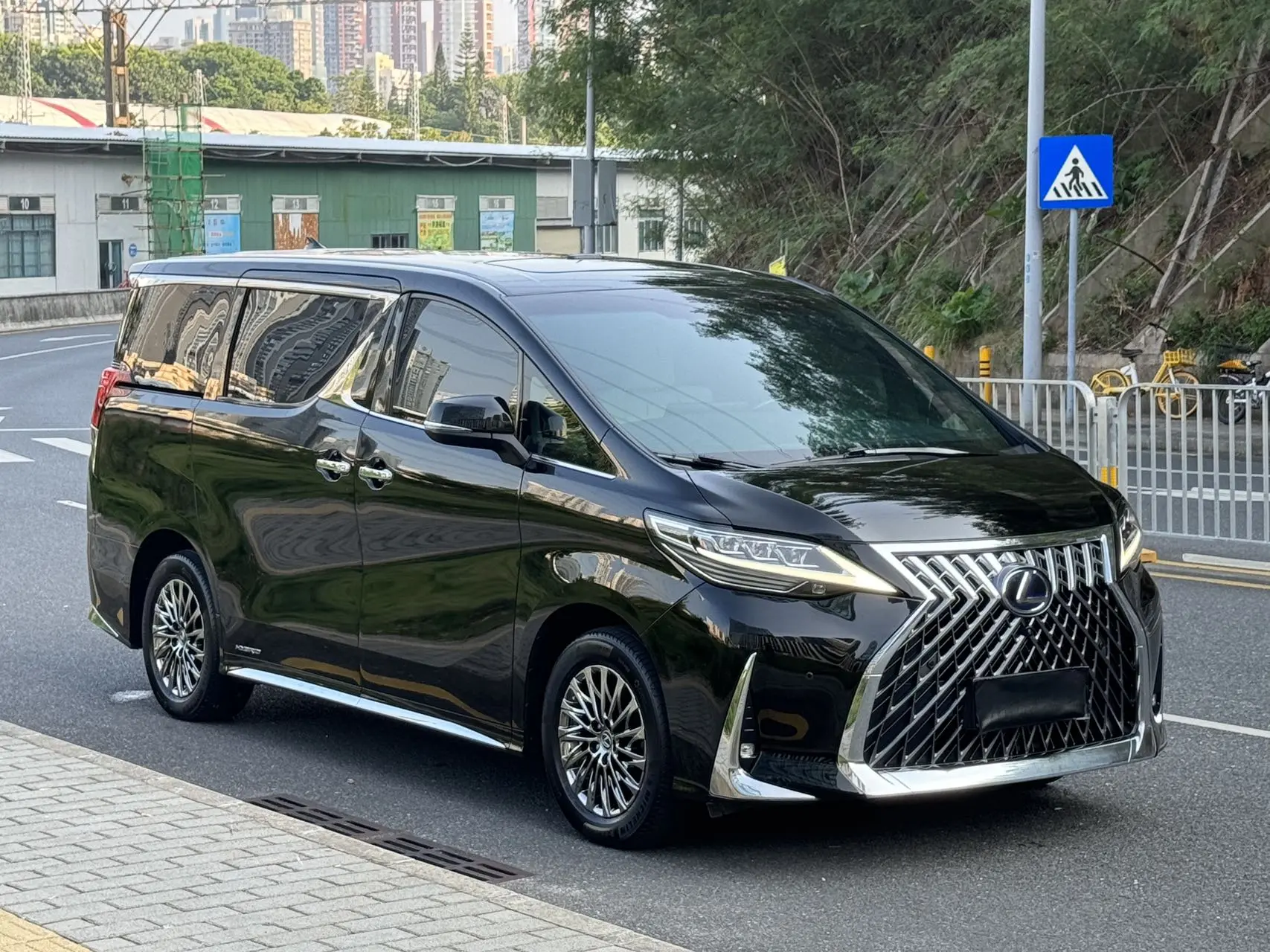 Lexus LM  из Китая