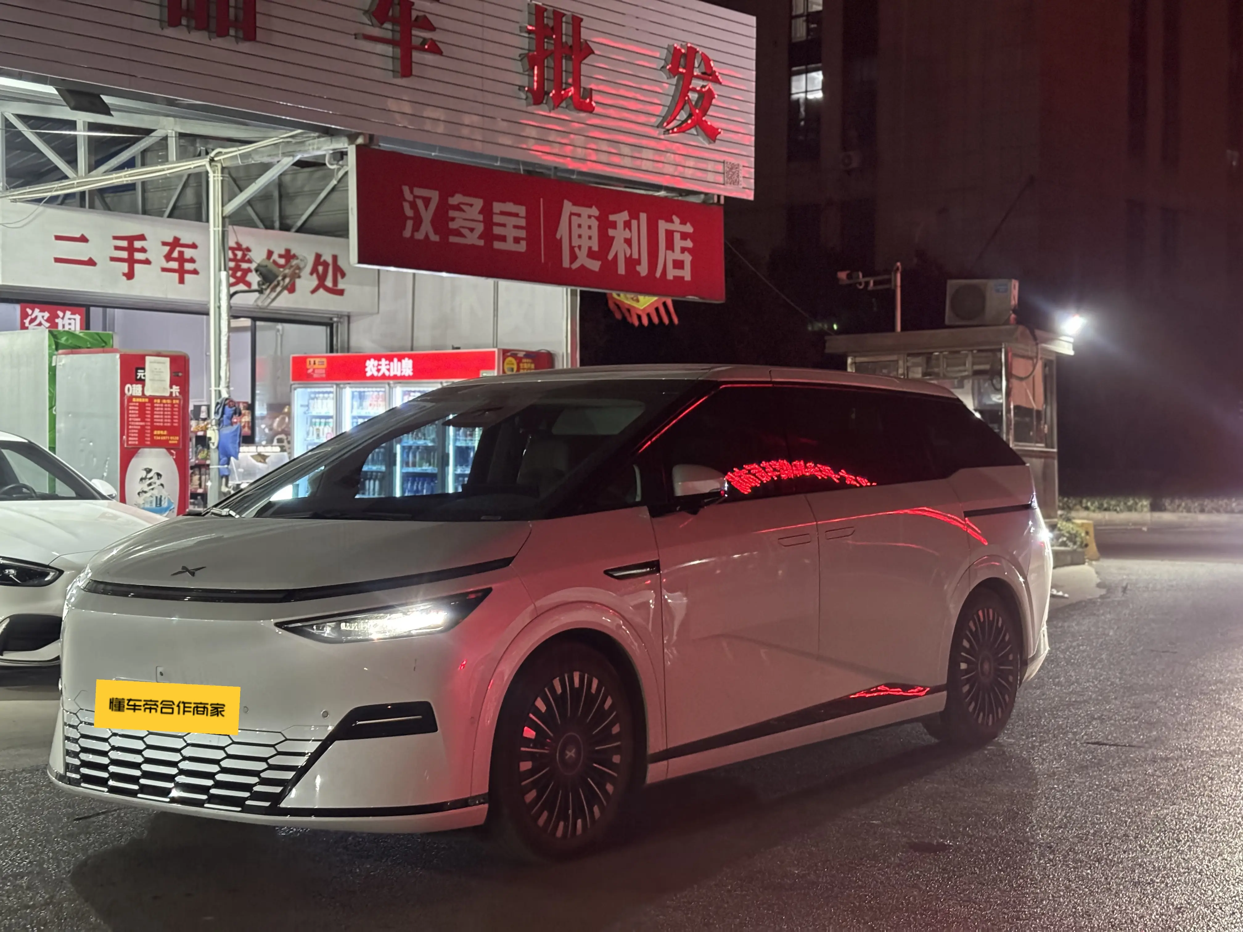 Xpeng X9  из Китая