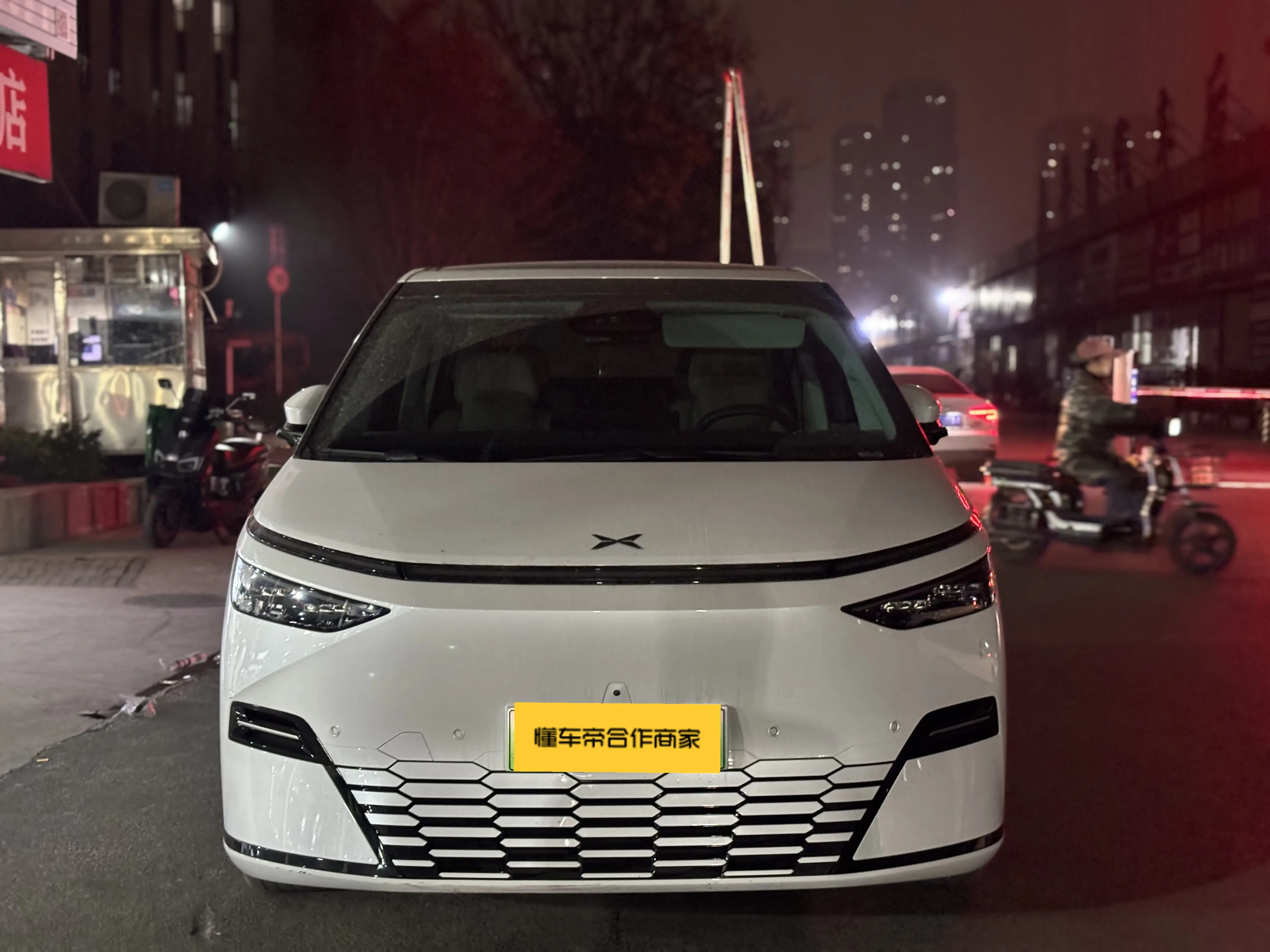 Xpeng X9  из Китая