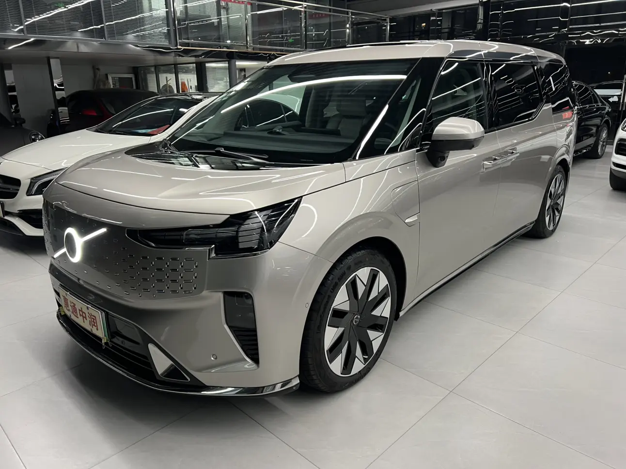 Volvo EM90  из Китая