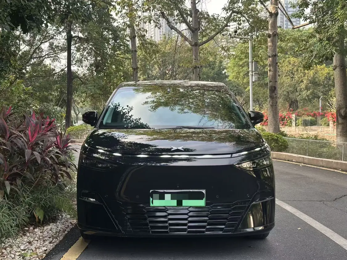 Xpeng X9  из Китая