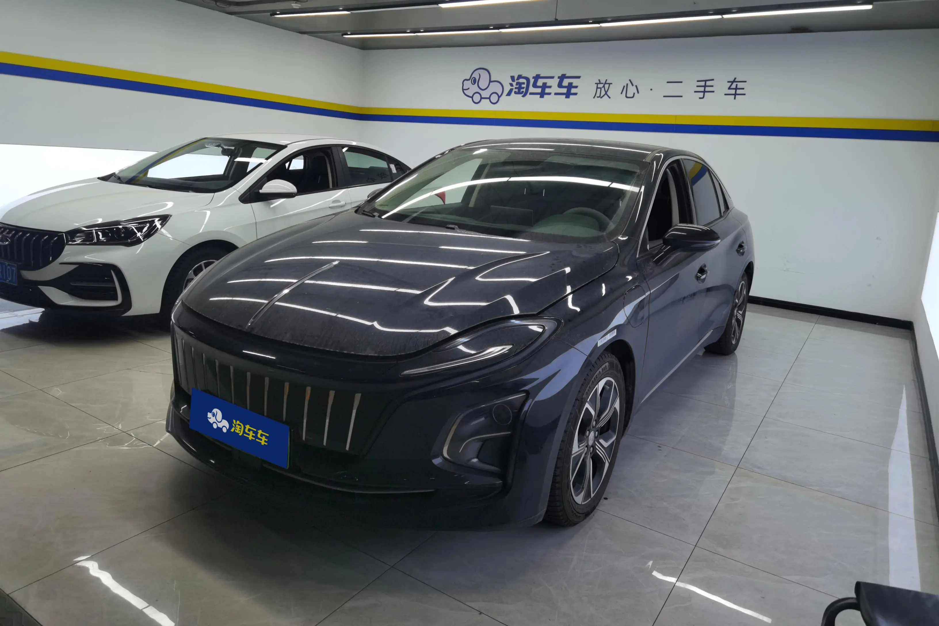 Hongqi E-QM5  из Китая