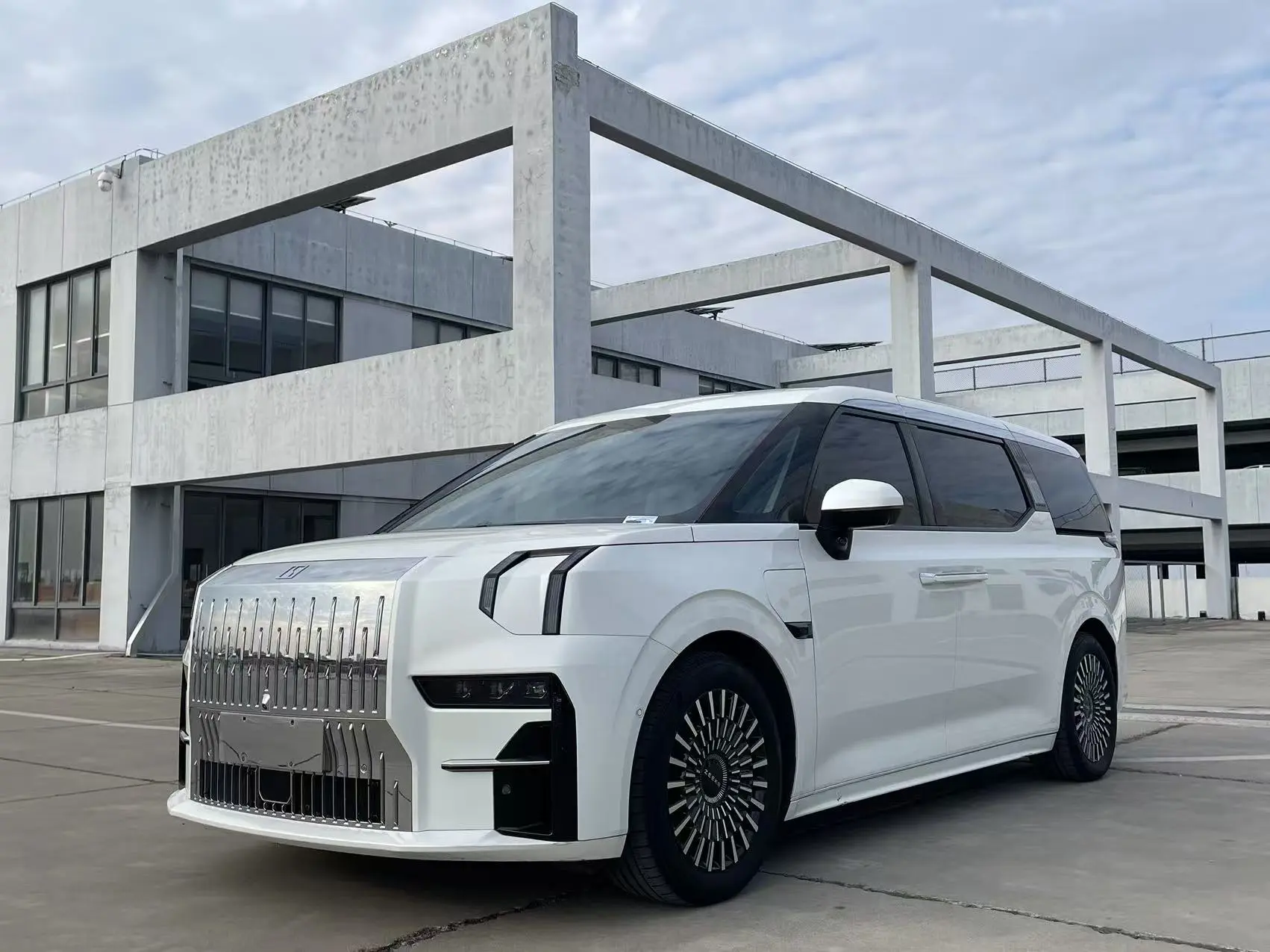 ZEEKR 009  из Китая