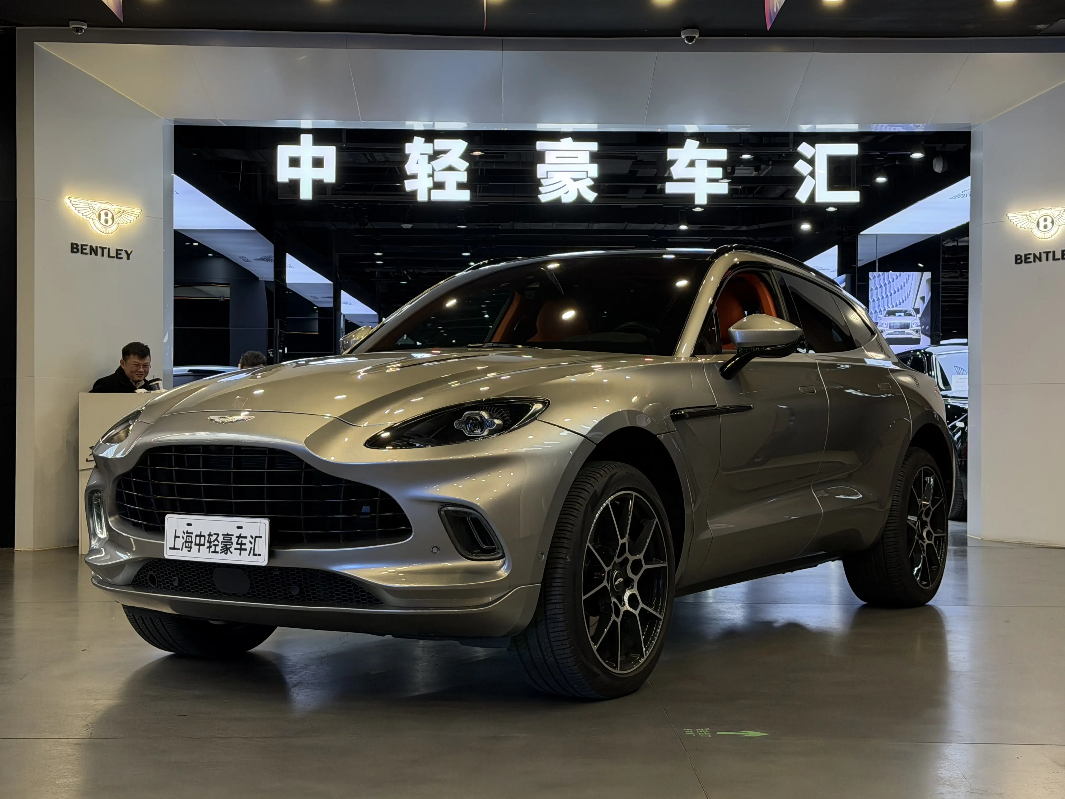 Aston Martin DBX  из Китая