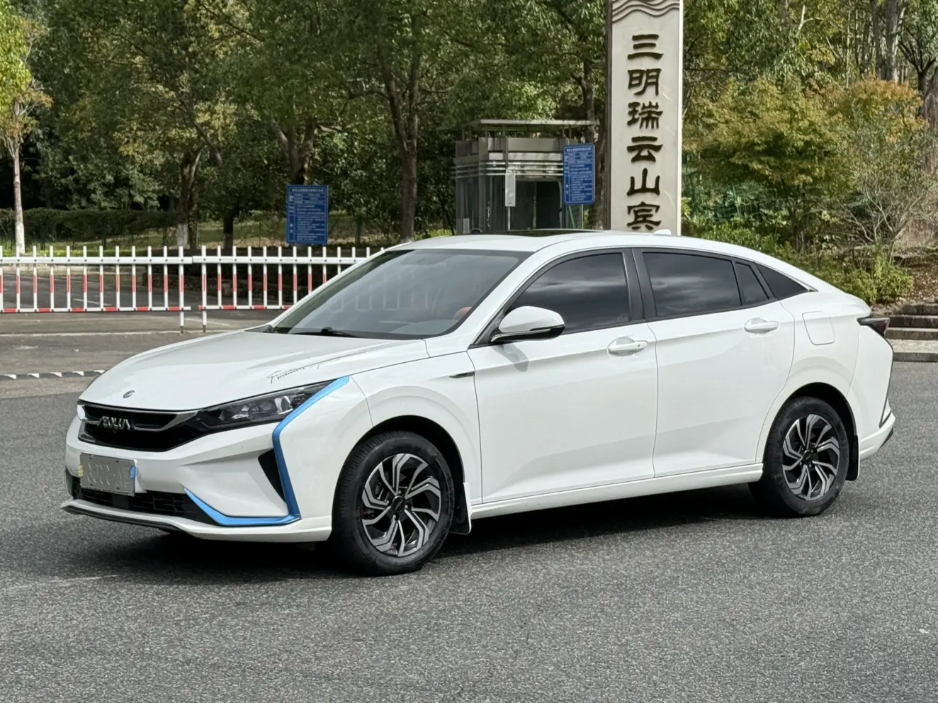 Dongfeng Yixuan  из Китая