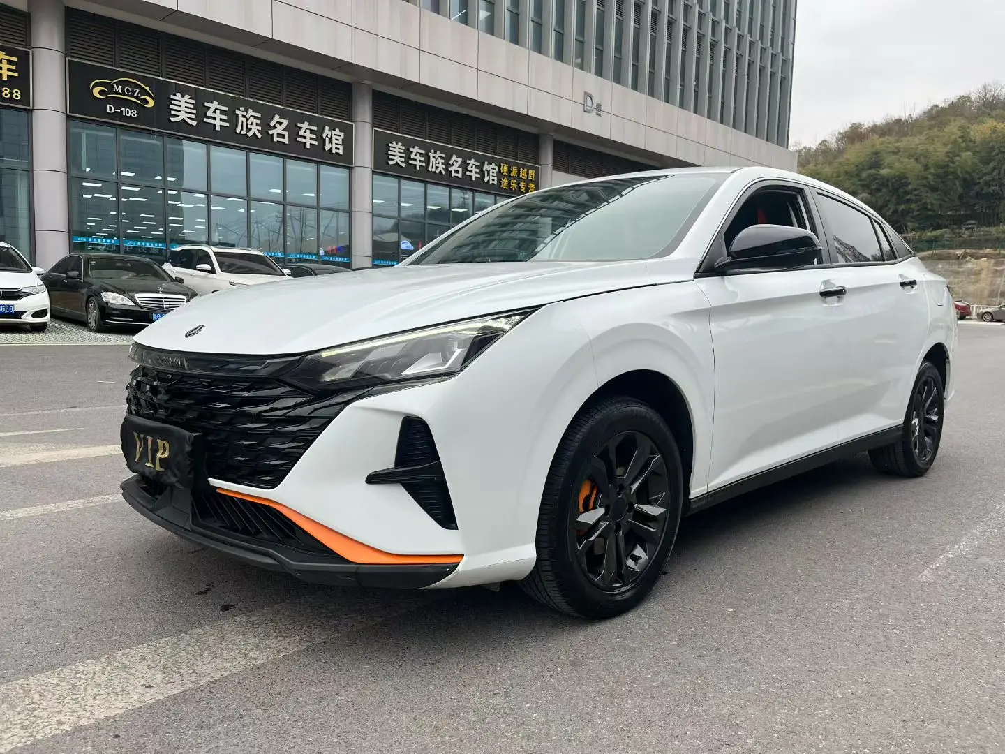 Dongfeng Yixuan  из Китая