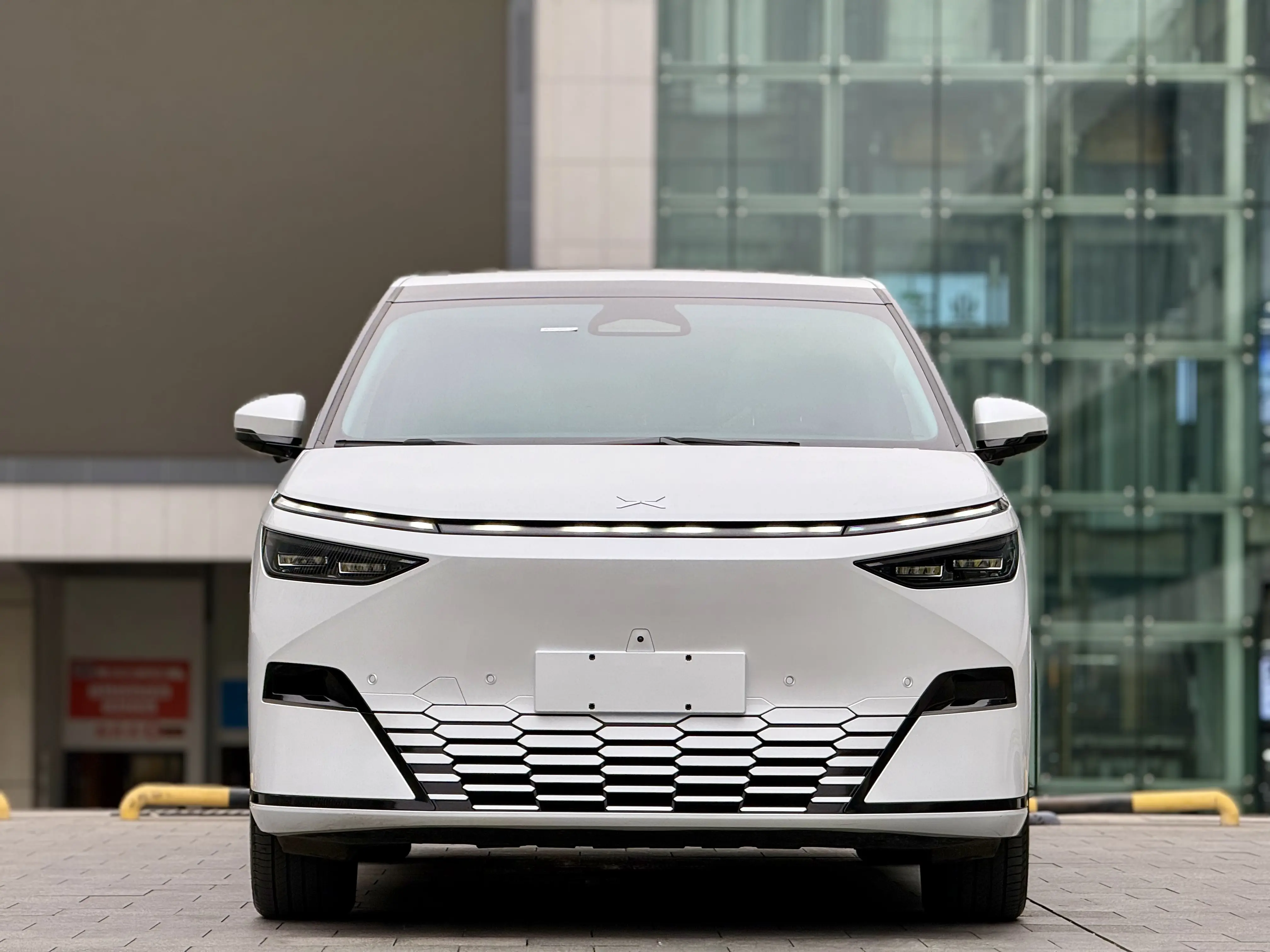 Xpeng X9  из Китая