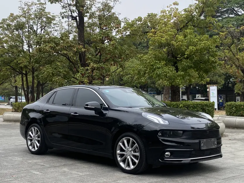 Lynk & Co 03