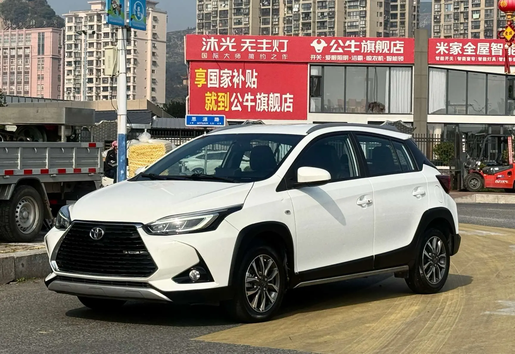 Toyota Yaris L  из Китая