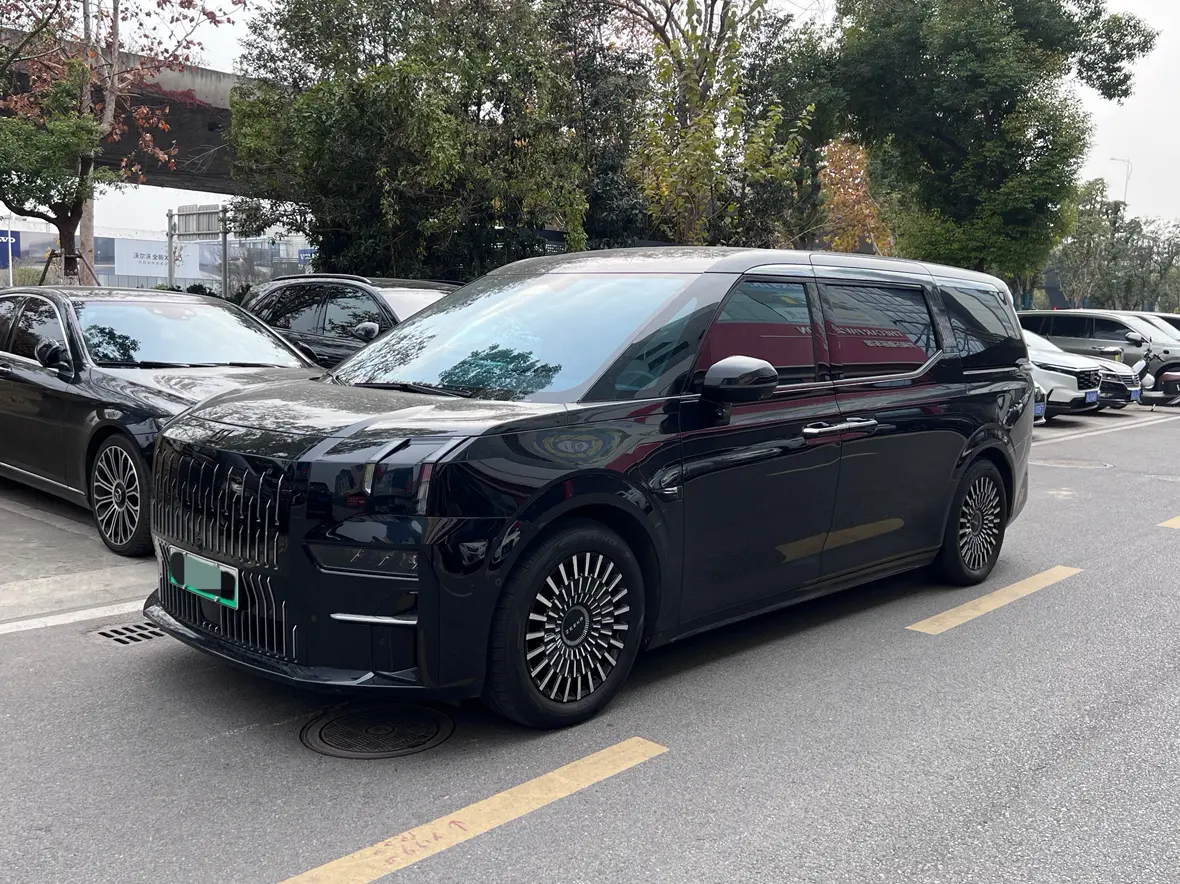 ZEEKR 009  из Китая