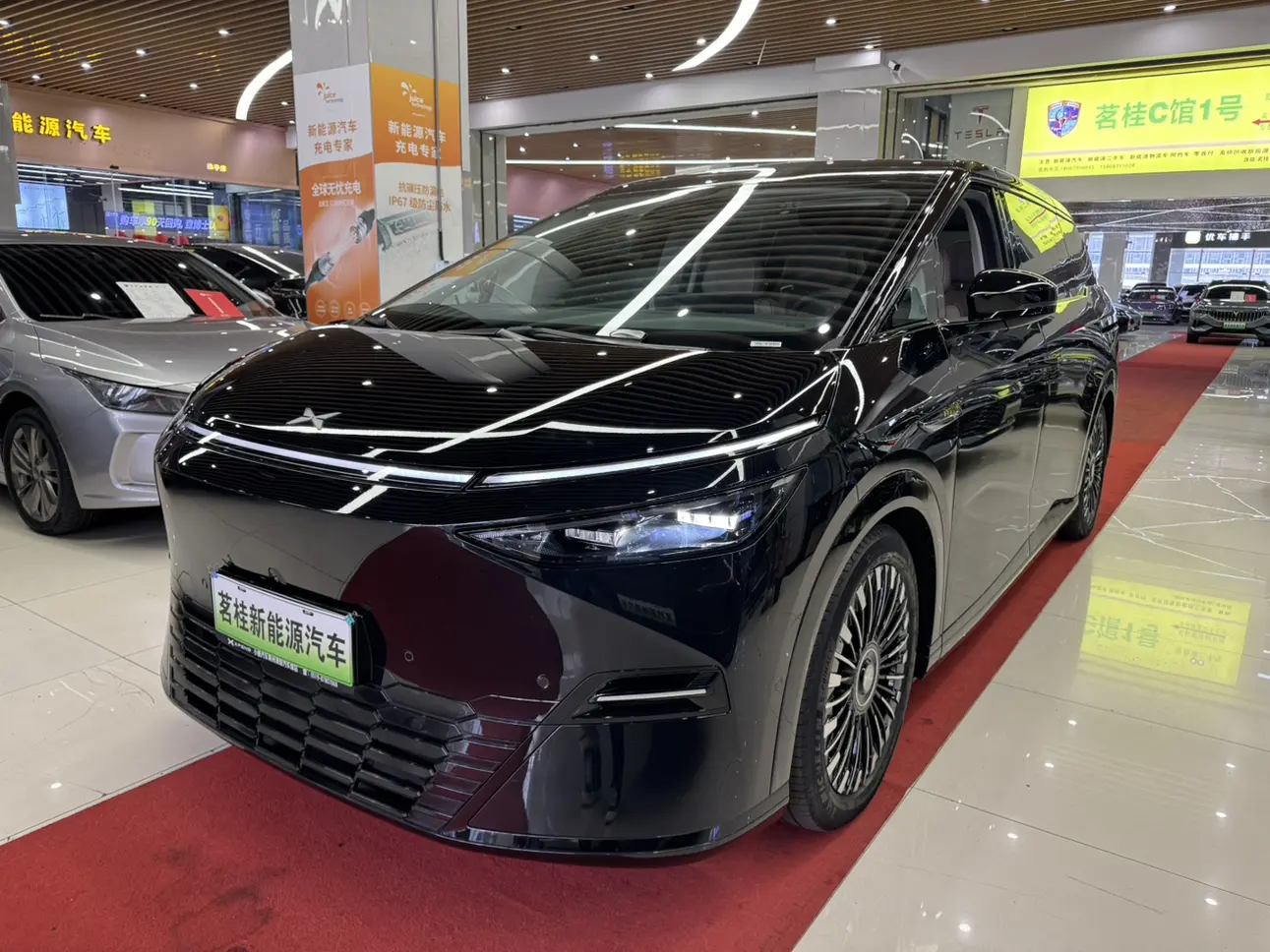 Xpeng X9  из Китая