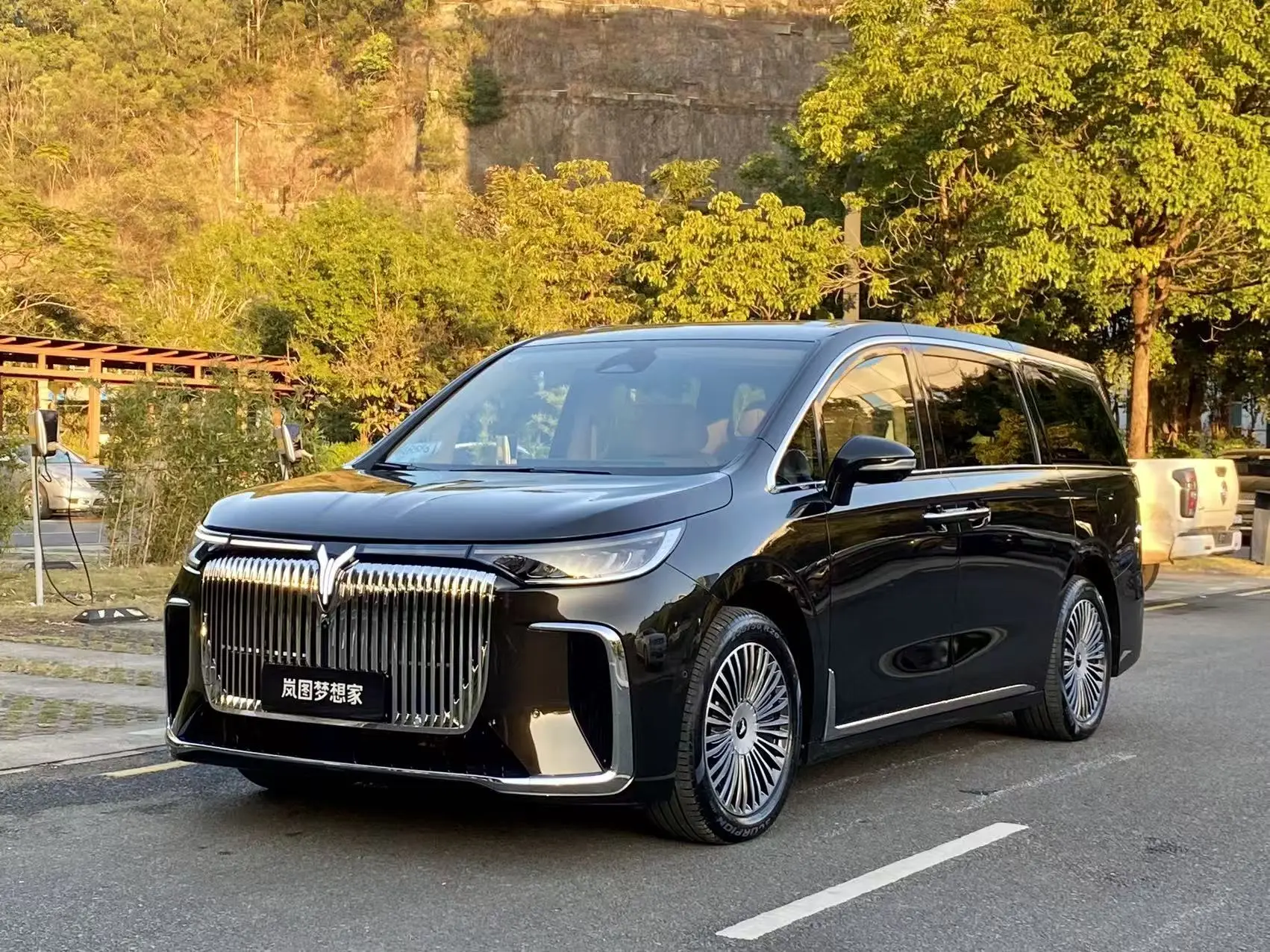 Voyah Lantu Dreamer PHEV  из Китая