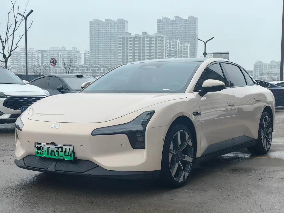 Xpeng Xiaopeng MONA M03  из Китая