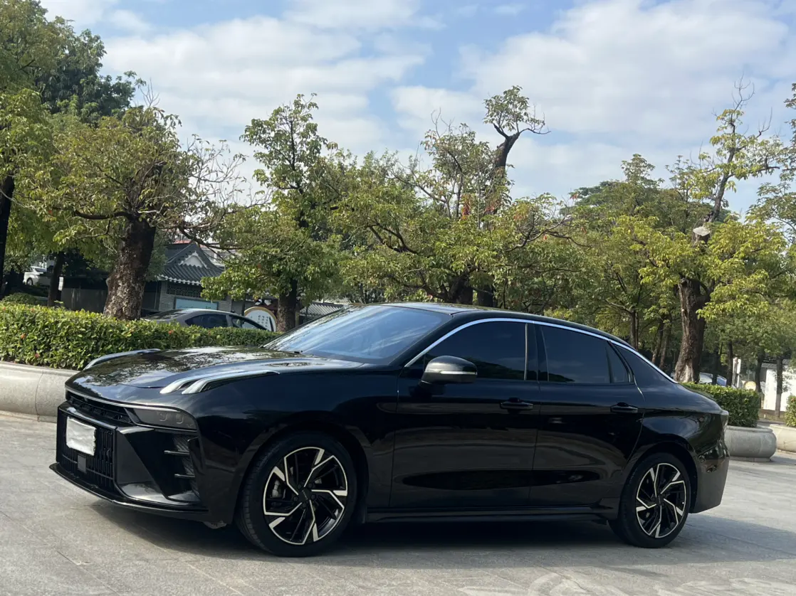 Lynk & Co 03