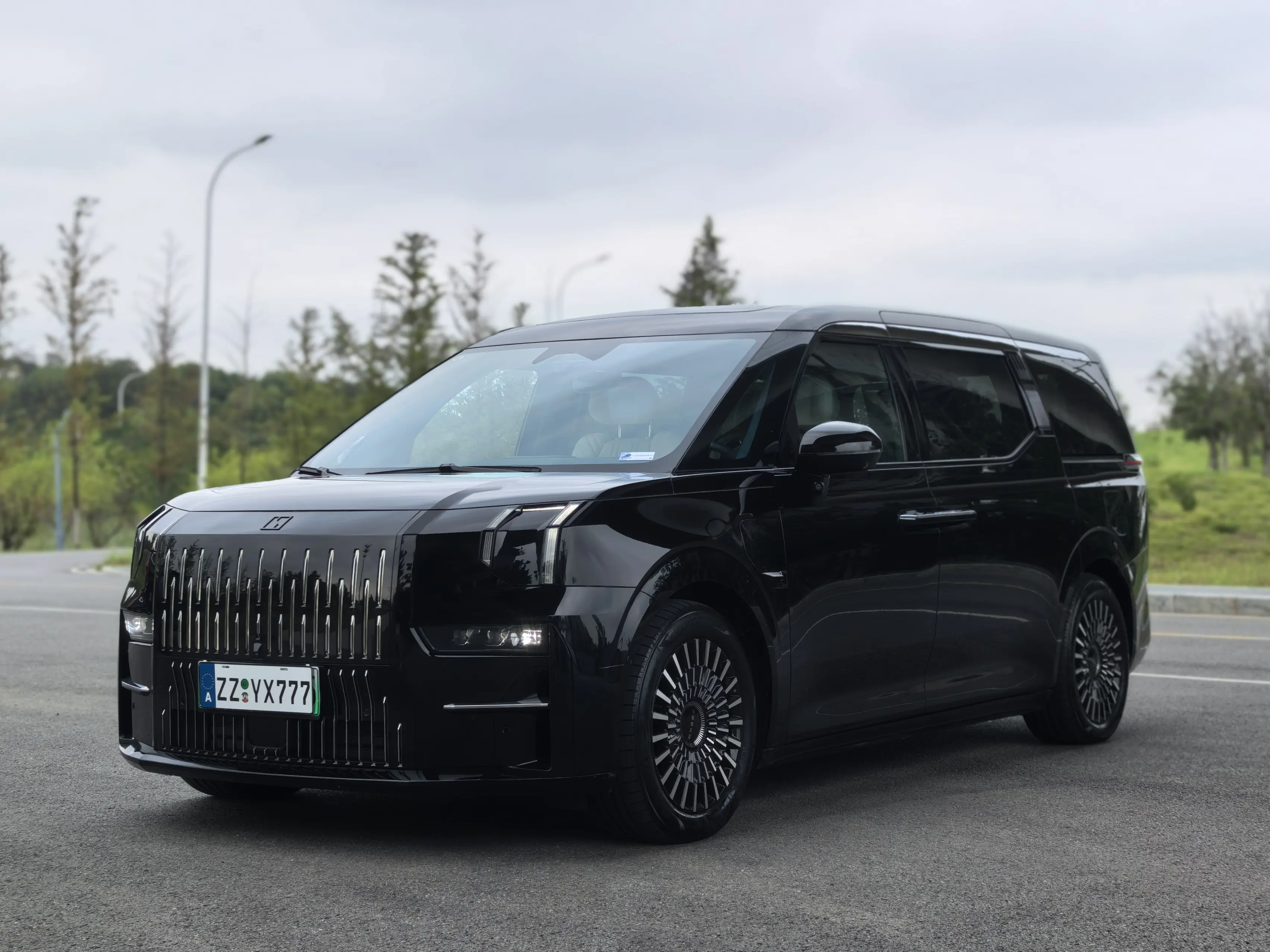 ZEEKR 009  из Китая