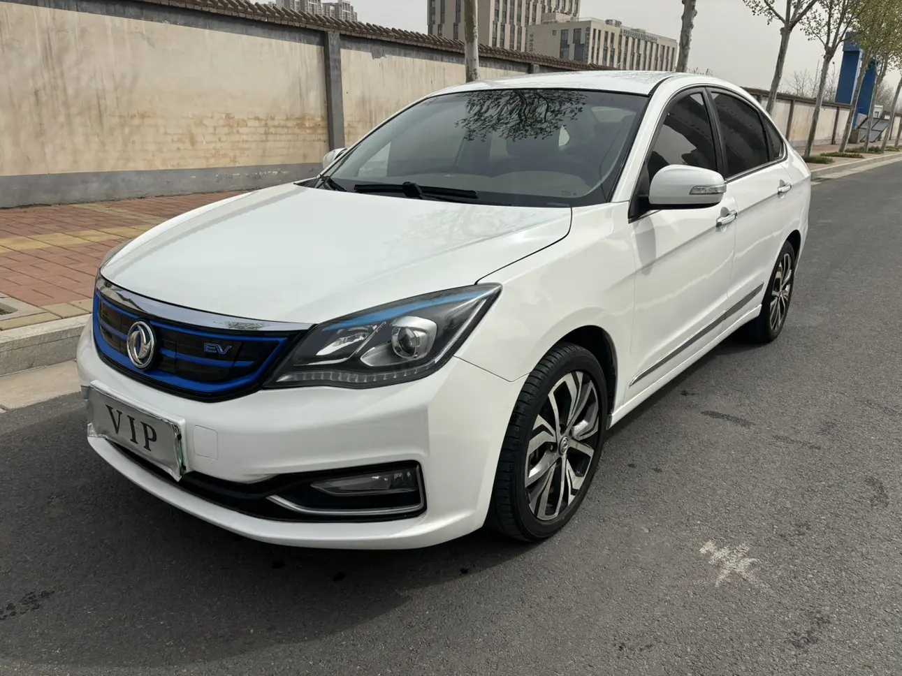 Dongfeng Fengshen E70  из Китая