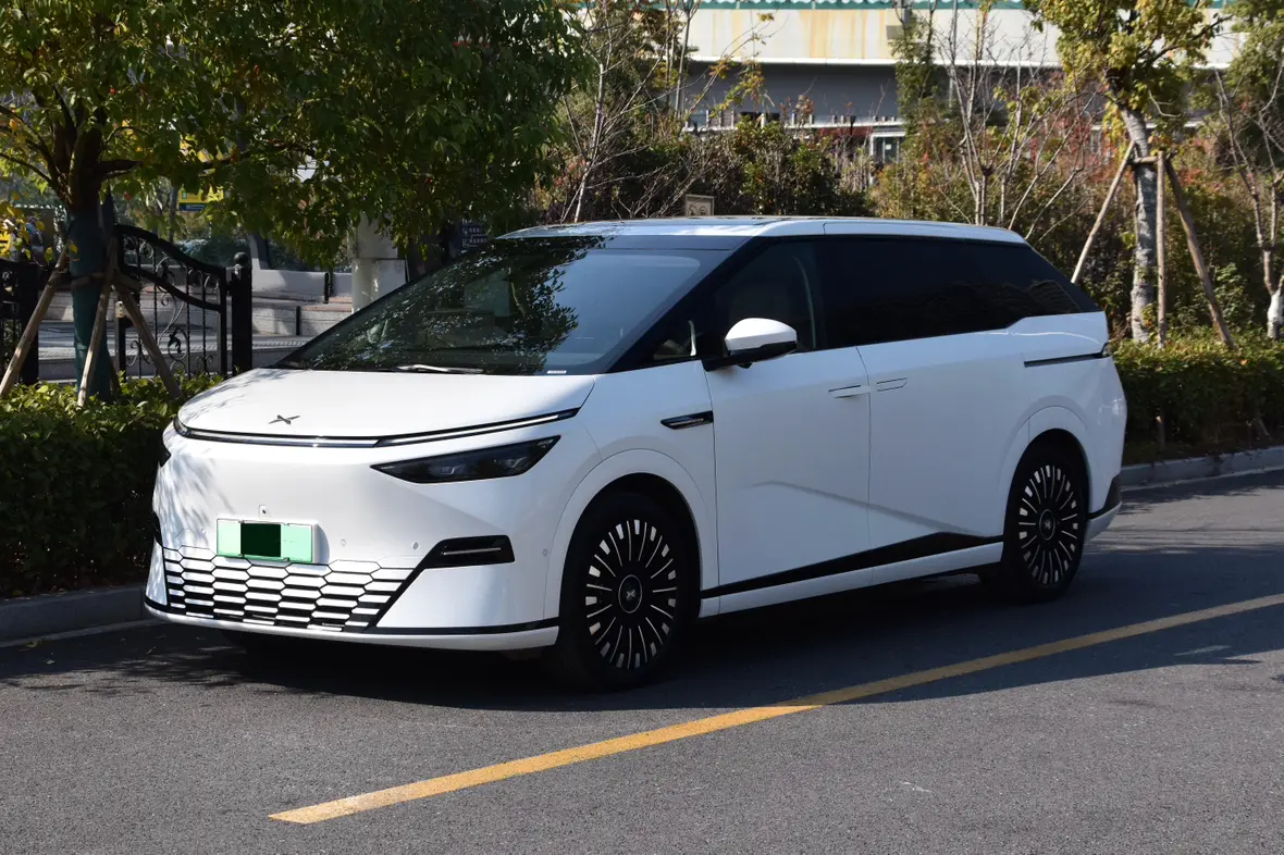 Xpeng X9  из Китая