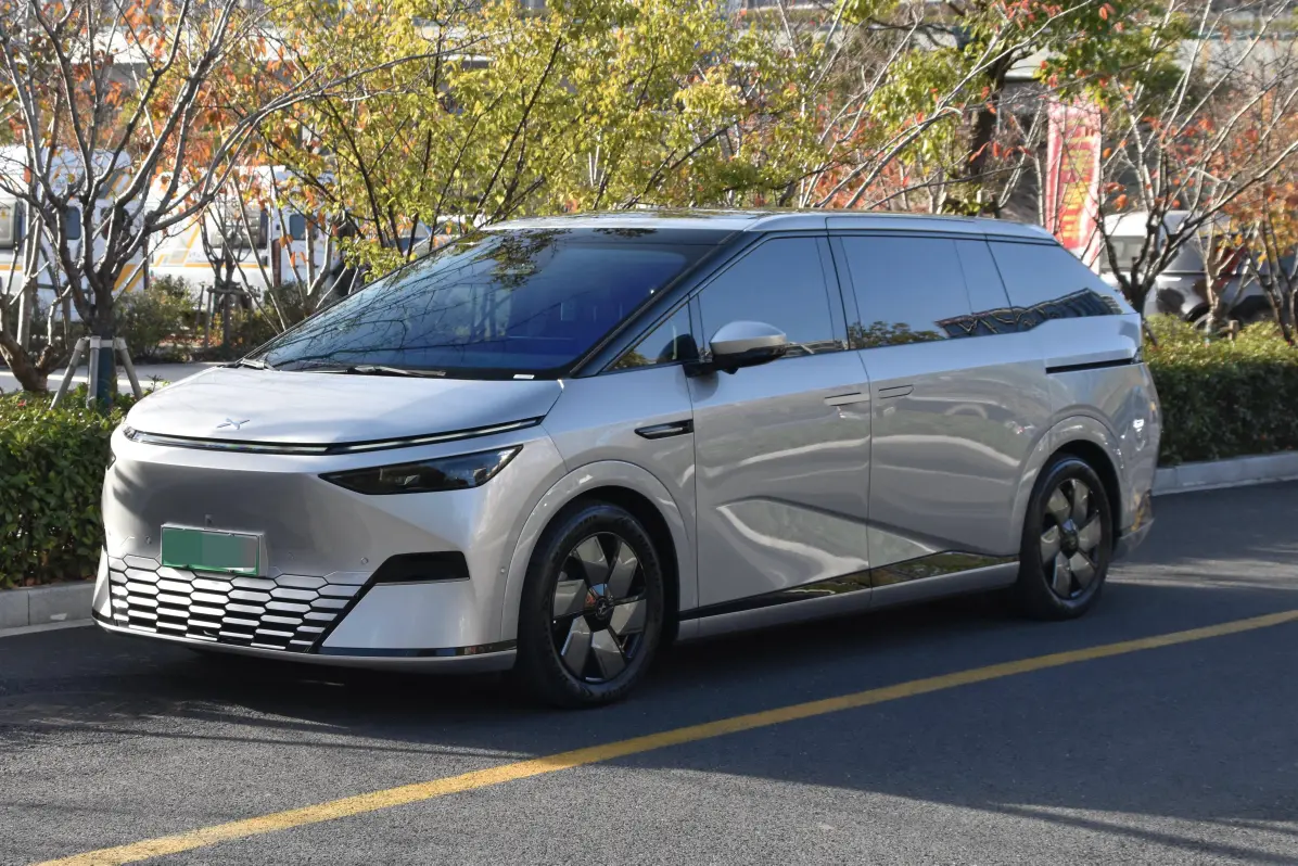 Xpeng X9  из Китая