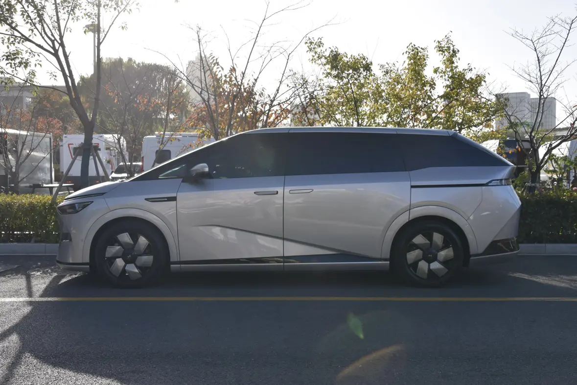 Xpeng X9  из Китая